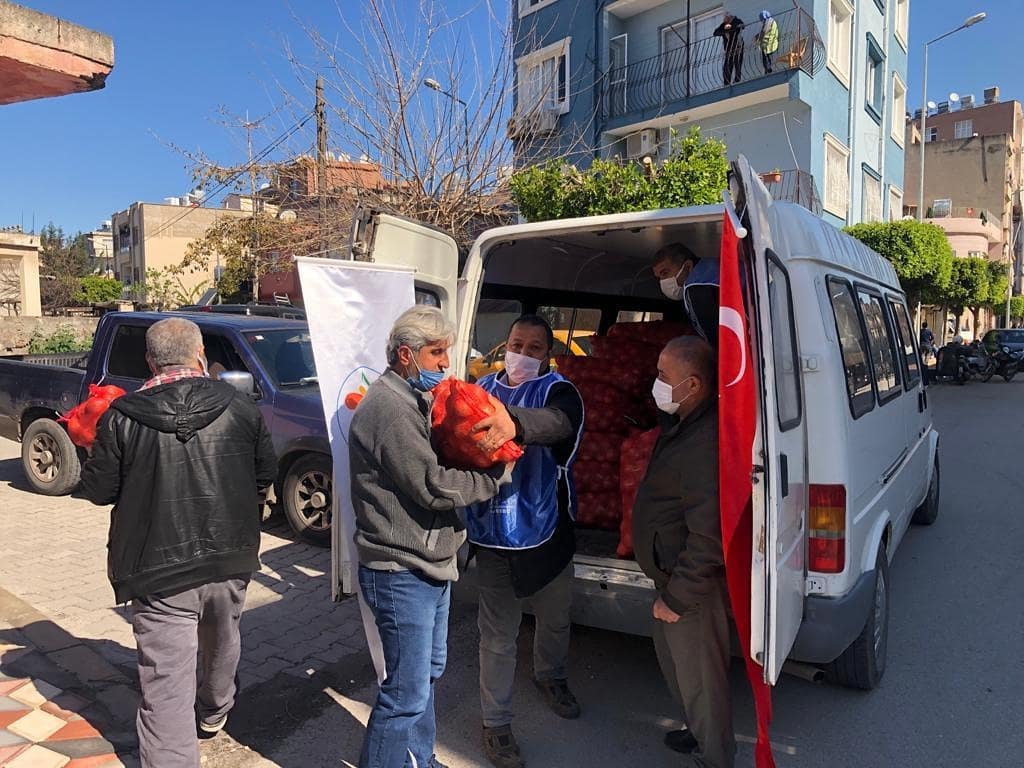 İSKENDERUN BELEDİYESİ ÜCRETSİZ SOĞAN DAĞITIMLARINI SÜRDÜRÜYOR