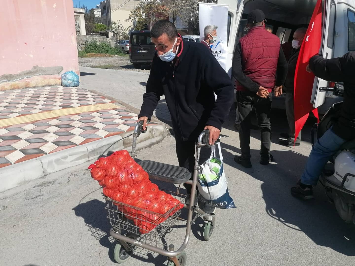 İSKENDERUN BELEDİYESİ ÜCRETSİZ SOĞAN DAĞITIMLARINI SÜRDÜRÜYOR