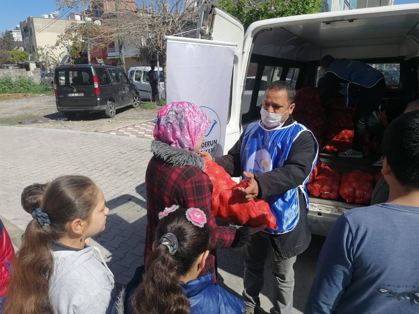 İSKENDERUN BELEDİYESİ ÜCRETSİZ SOĞAN DAĞITIMLARINI SÜRDÜRÜYOR