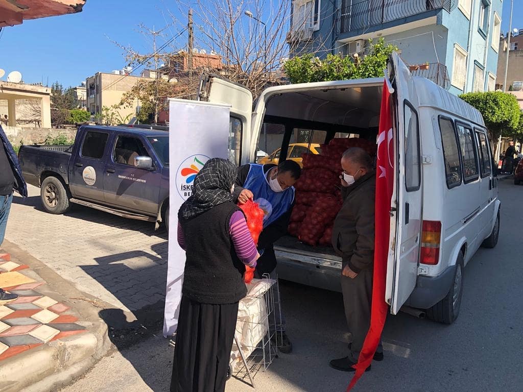 İSKENDERUN BELEDİYESİ ÜCRETSİZ SOĞAN DAĞITIMLARINI SÜRDÜRÜYOR