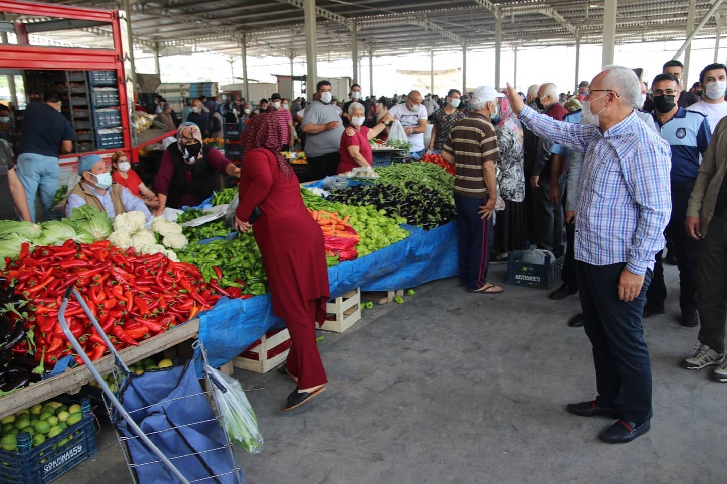 BELEDİYE BAŞKANI TOSYALI&#8217;DAN PAZAR DENETİMİ