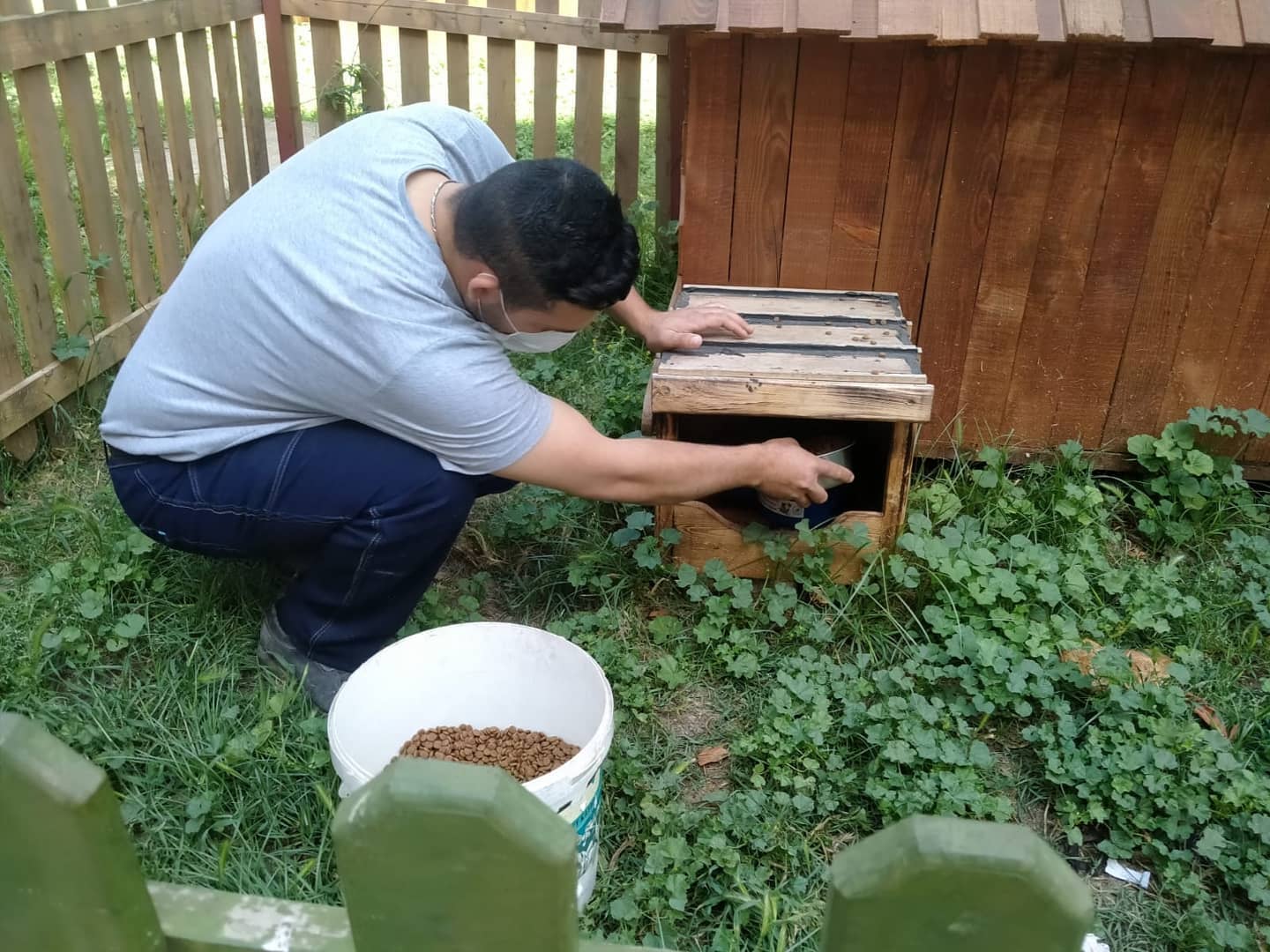 İSKENDERUN BELEDİYESİ SOKAĞA ÇIKMA KISITLAMASINDA SOKAK HAYVANLARINI UNUTMUYOR