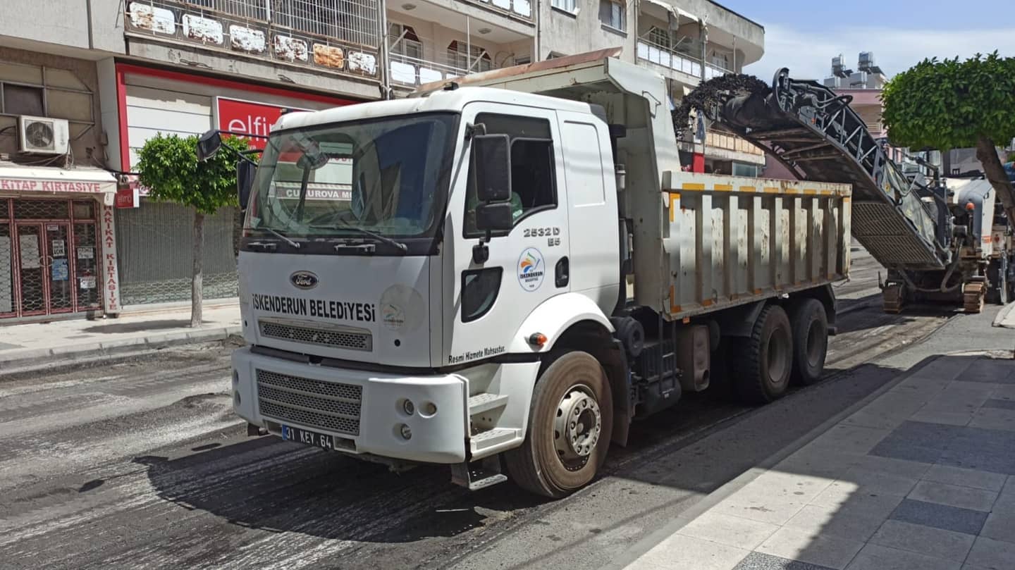 İSKENDERUN BELEDİYESİNDEN KISITLAMADA ASFALT MESAİSİ