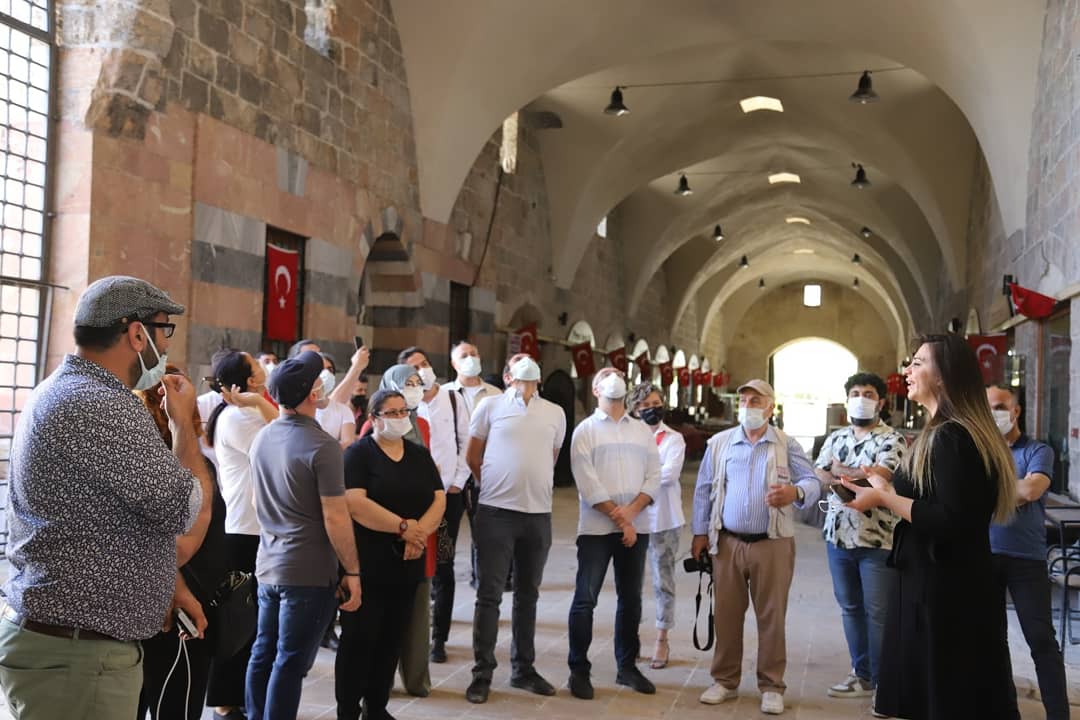 Yunus Emre Enstitüsü, program dönüşü Sokollu Mehmet Paşa Külliyesini ziyaret etti