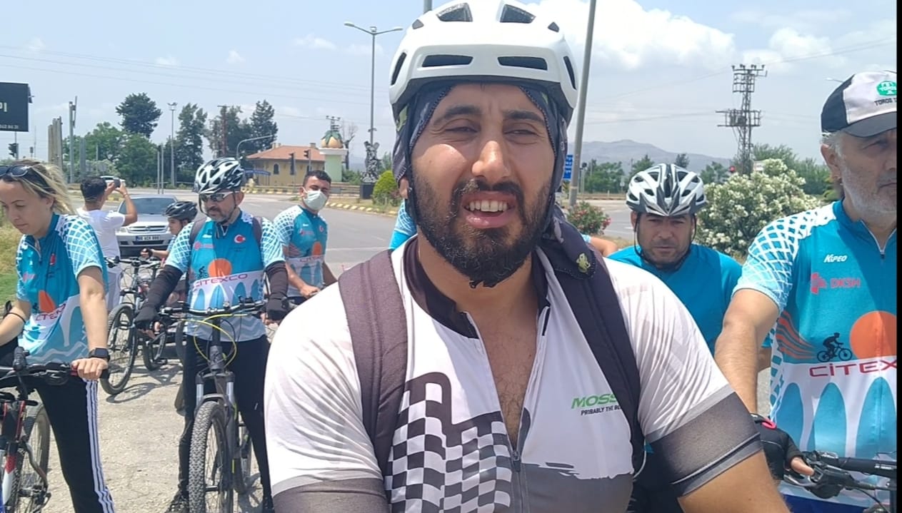 Engelli Ahmet D&ouml;nmez tek ayağıyla s&uuml;rd&uuml;ğ&uuml; bisikletiyle Erzin&rsquo;de arkadaşlarıyla buluştu!