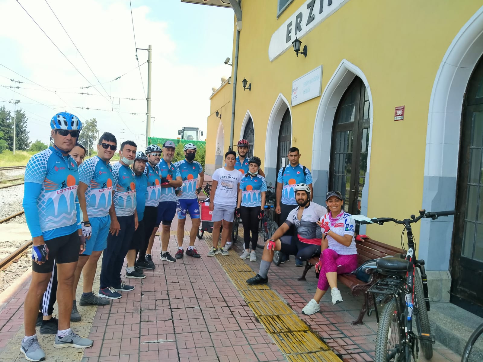 Engelli Ahmet D&ouml;nmez tek ayağıyla s&uuml;rd&uuml;ğ&uuml; bisikletiyle Erzin&rsquo;de arkadaşlarıyla buluştu!