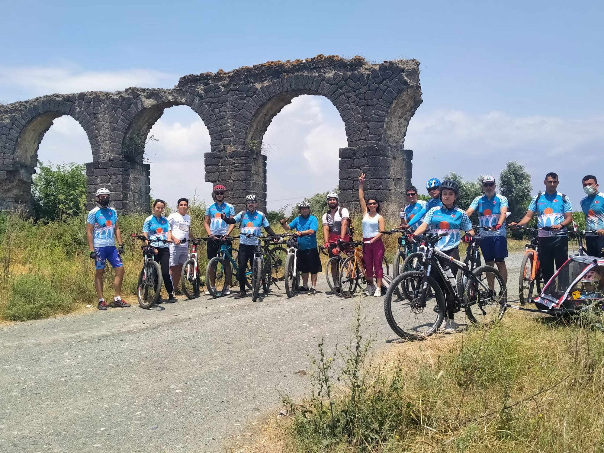 Engelli Ahmet D&ouml;nmez tek ayağıyla s&uuml;rd&uuml;ğ&uuml; bisikletiyle Erzin&rsquo;de arkadaşlarıyla buluştu!