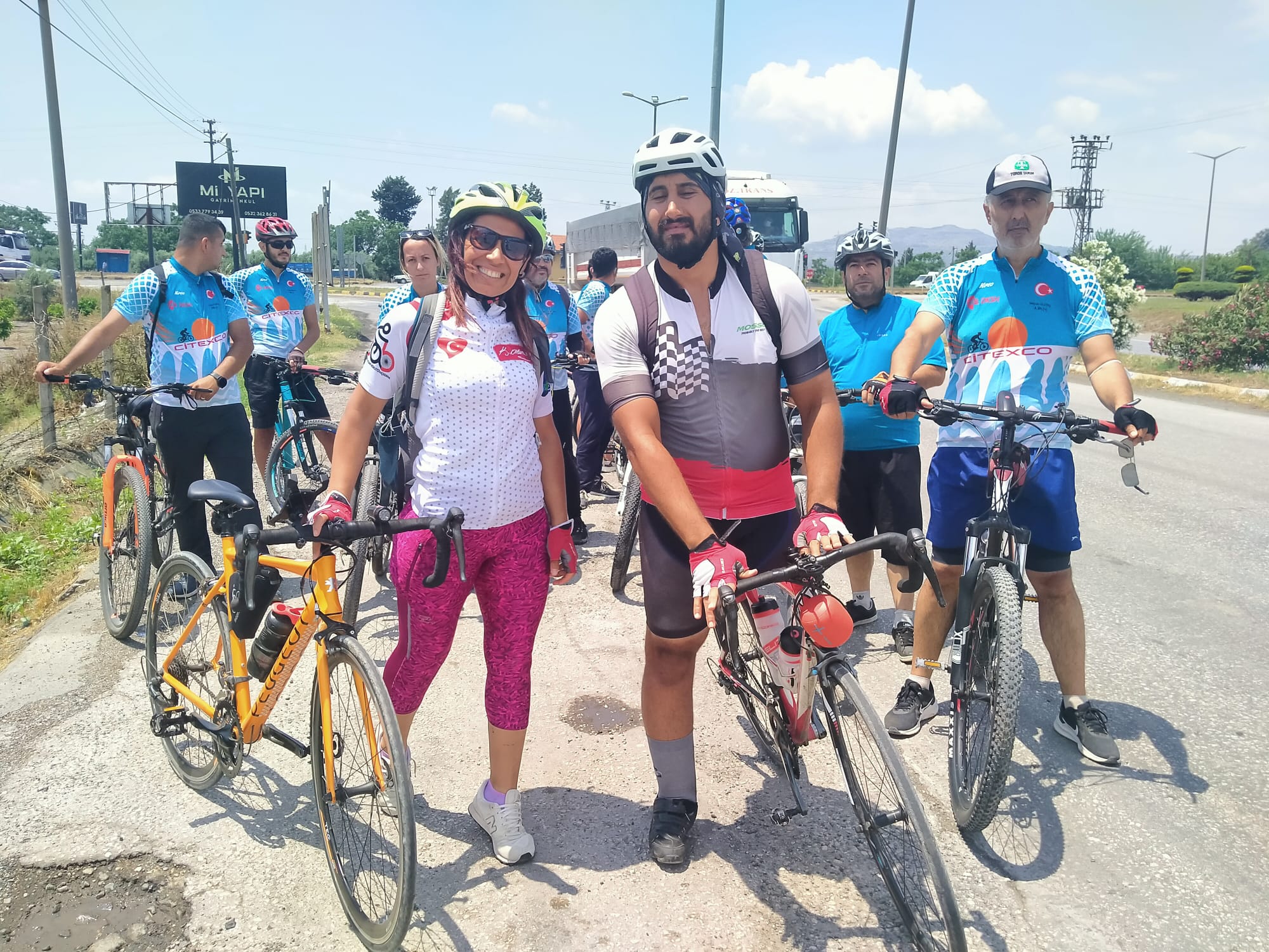 Engelli Ahmet D&ouml;nmez tek ayağıyla s&uuml;rd&uuml;ğ&uuml; bisikletiyle Erzin&rsquo;de arkadaşlarıyla buluştu!