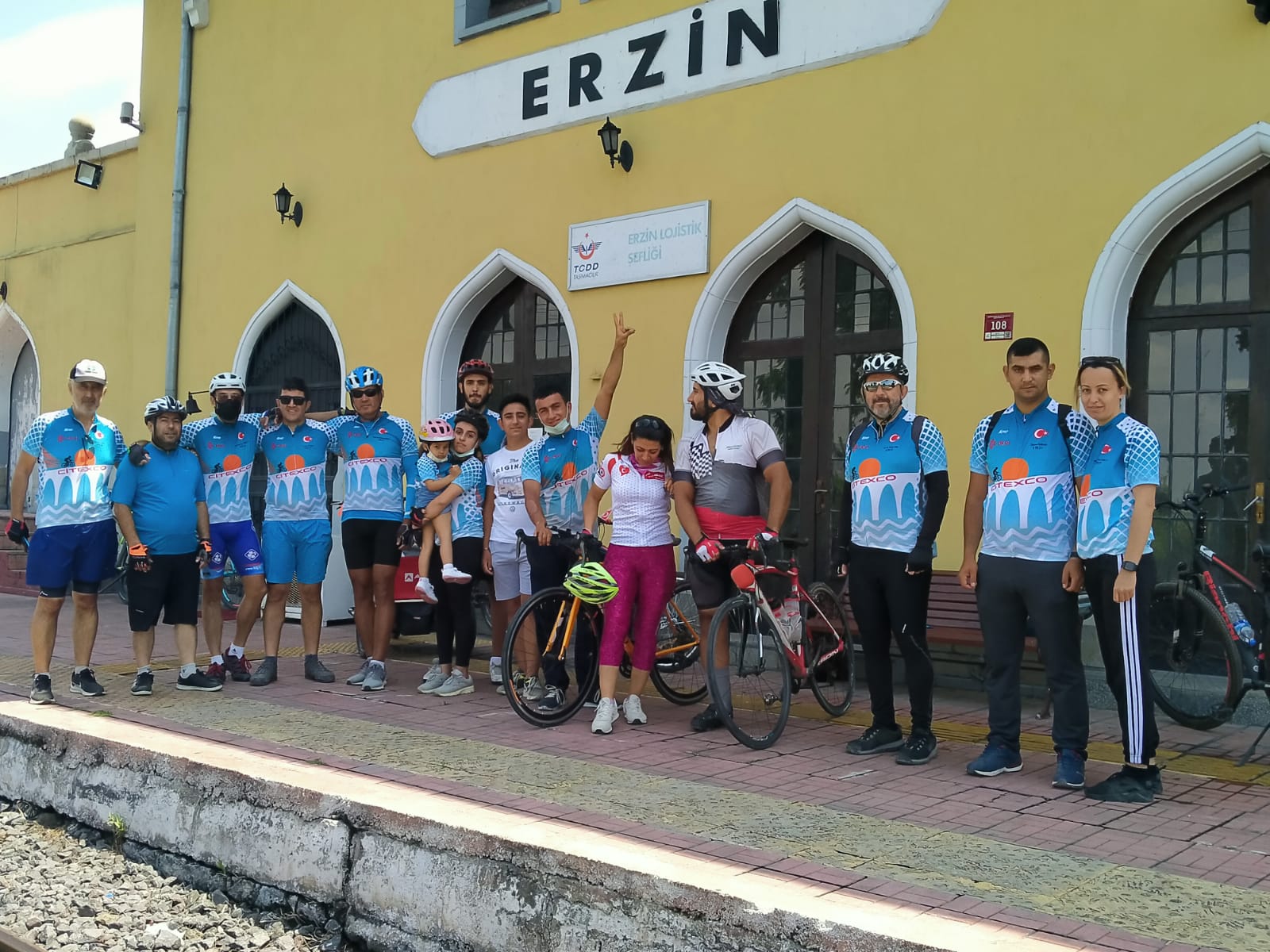 Engelli Ahmet Dönmez tek ayağıyla sürdüğü bisikletiyle Erzin’de arkadaşlarıyla buluştu!