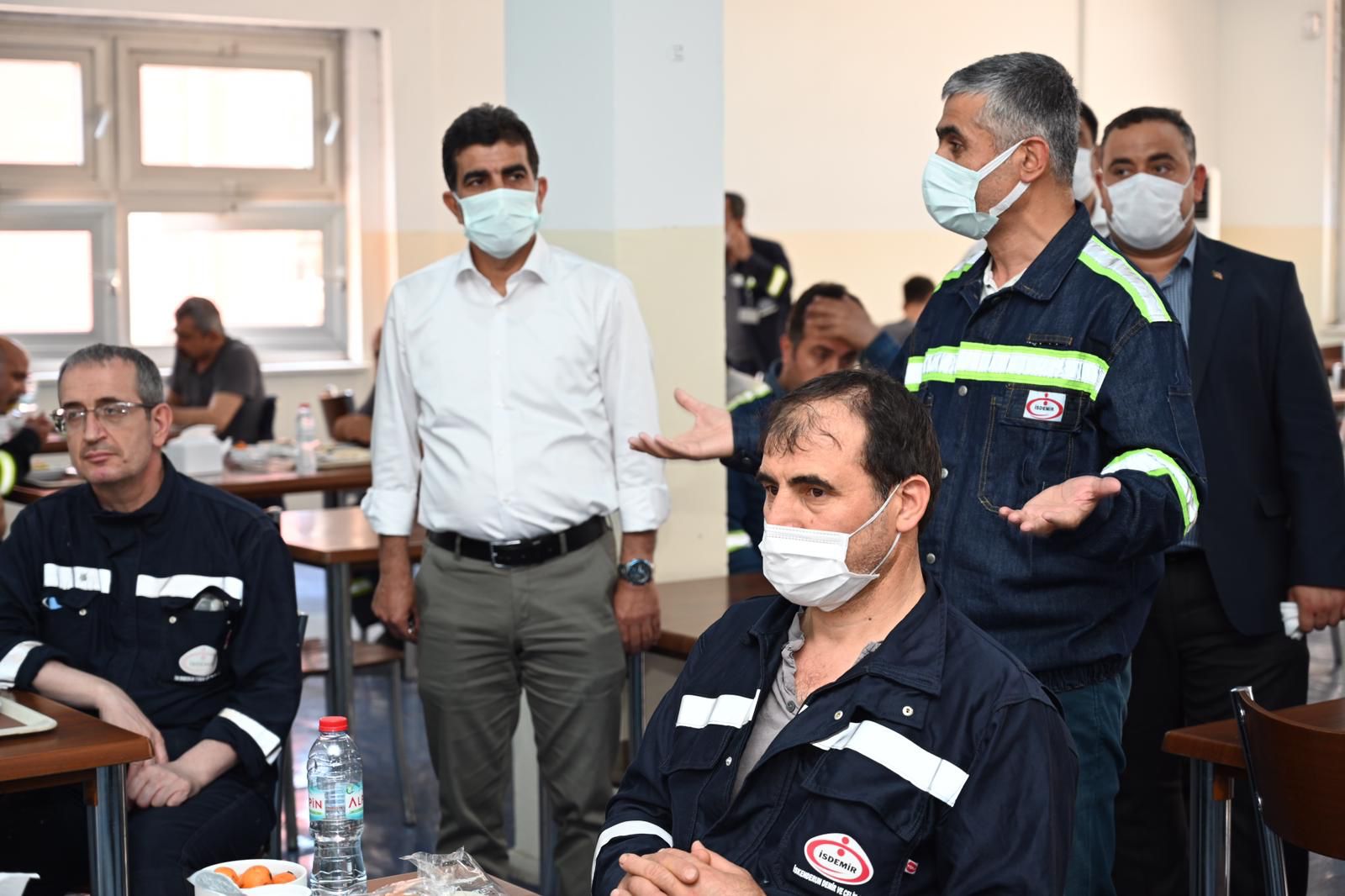 İSDEMİR&#8217;DE TOPLU İŞ SÖZLEŞMESİ EMEKÇİLER TARAFINDAN COŞKUYLA KARŞILANDI