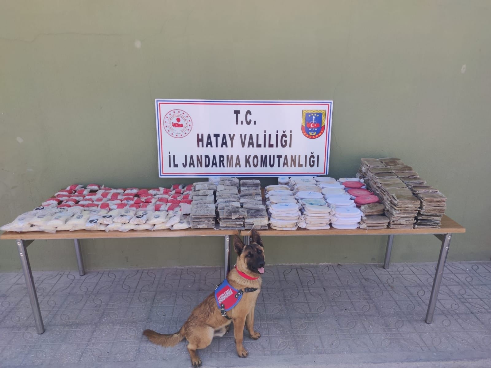 UYUŞTURUCUYU SU KANALINA SAKLAMIŞLAR