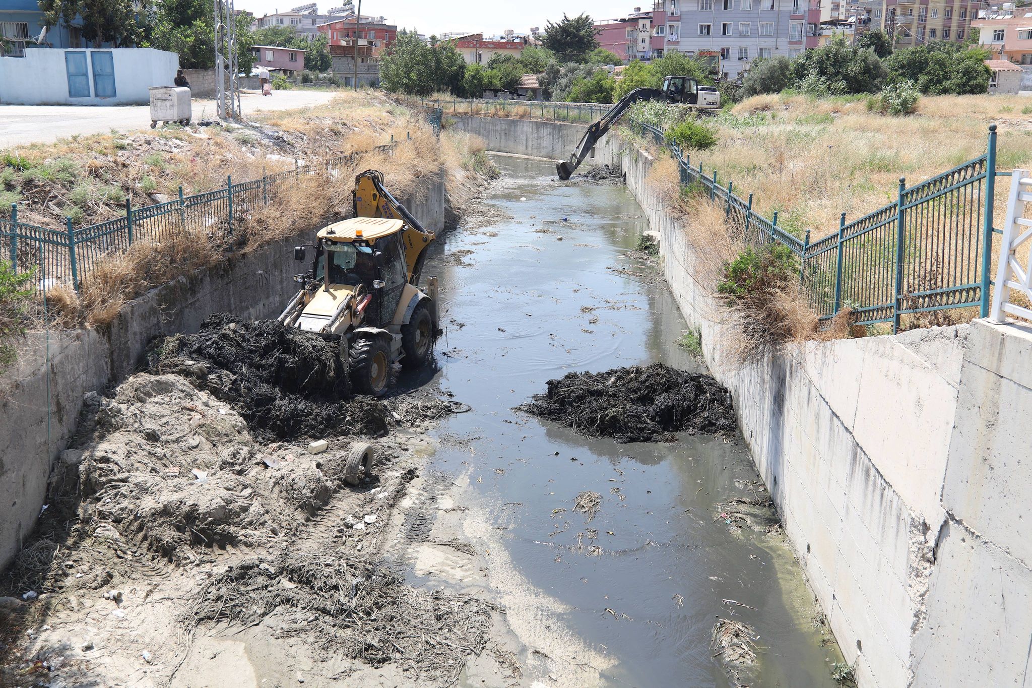 HBB 165 MAHALLEDE 520 DERE VE YAĞMUR SUYU KANAL TEMİZLİĞİ YAPTI