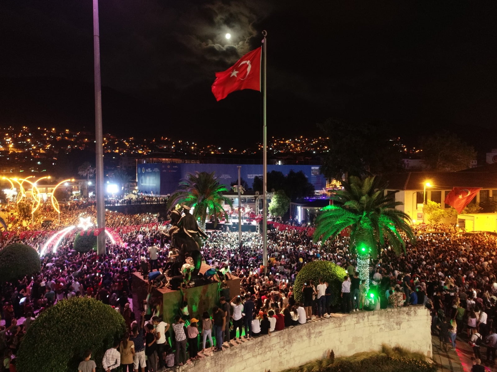 HATAY’DA HALUK LEVENT RÜZGÂRI ESTİ