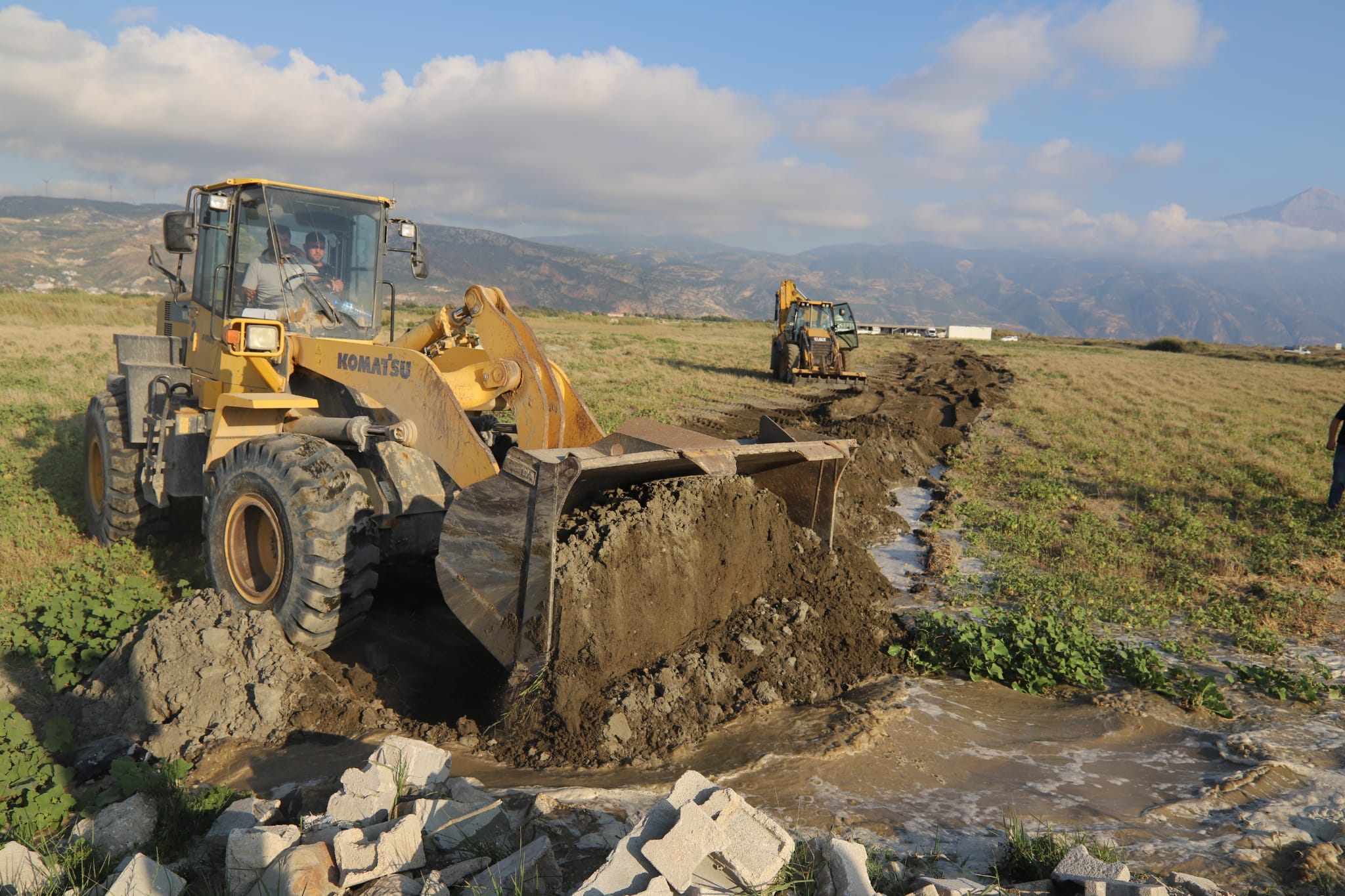 MİLEYHA SULAK ALANDA A&Ccedil;ILAN KANALLAR HBB TARAFINDAN KAPATILDI