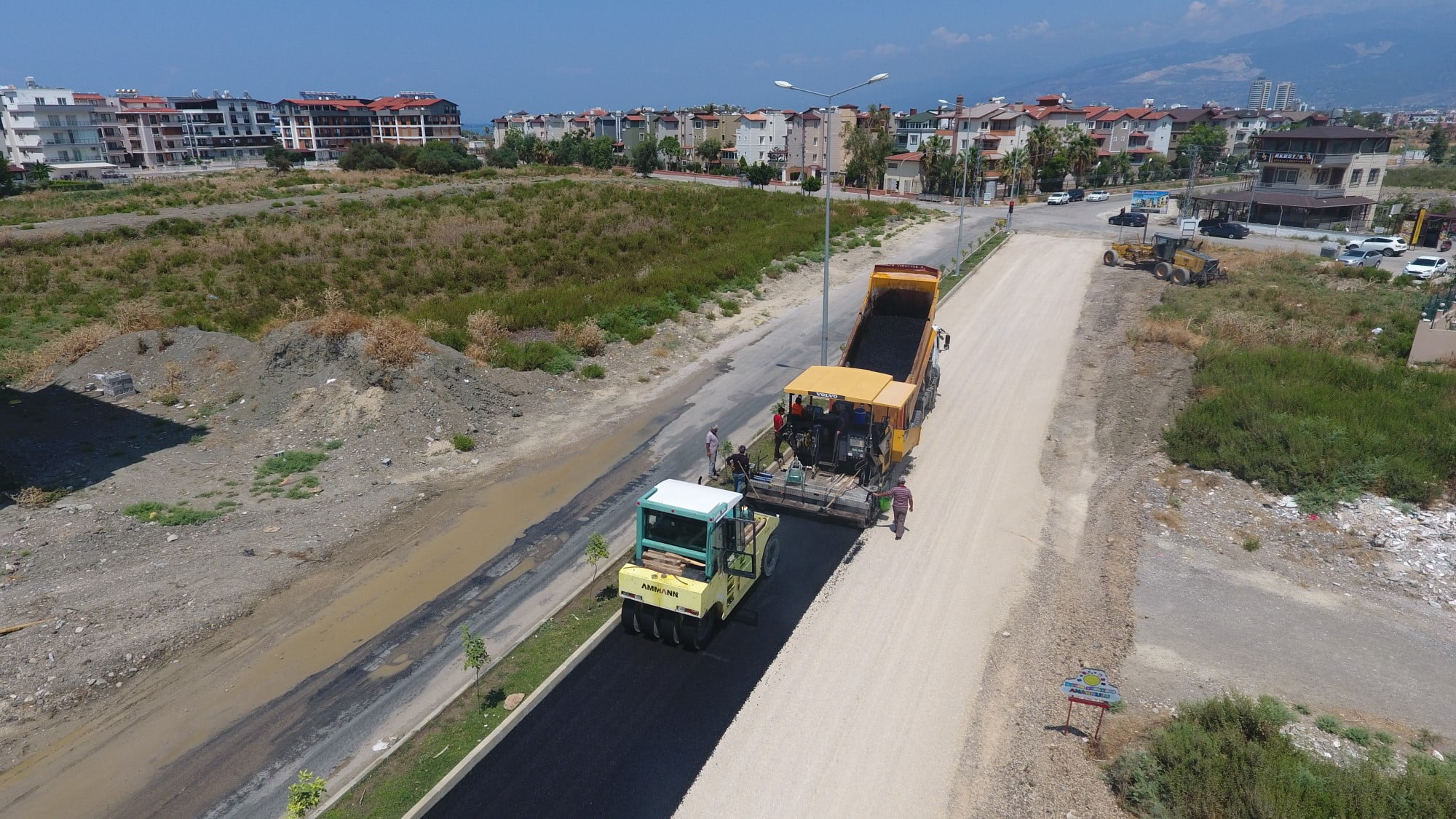 KARAAĞAÇ UĞUR MUMCU CADDESİ’NDEKİ YENİ YOLDA ASFALT ÇALIŞMASI BAŞLADI