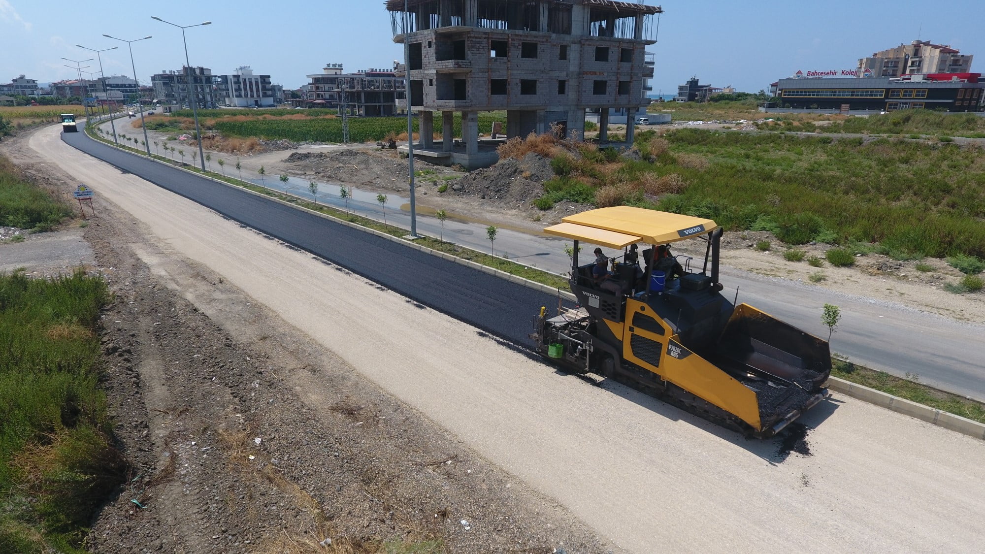 KARAAĞAÇ UĞUR MUMCU CADDESİ’NDEKİ YENİ YOLDA ASFALT ÇALIŞMASI BAŞLADI