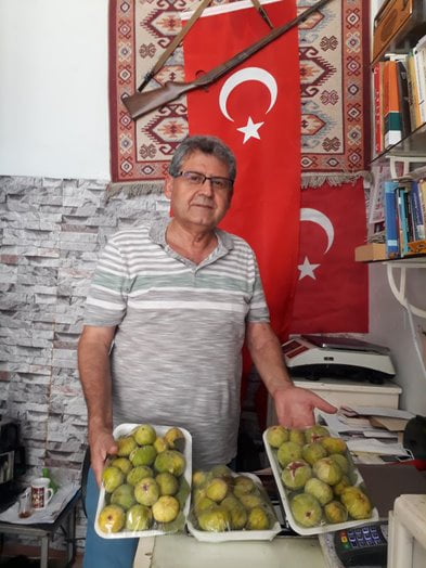 K&ouml;y Bah&ccedil;esi Şair Yazar T&uuml;rkeri&rsquo;den Halka İncir İkramı