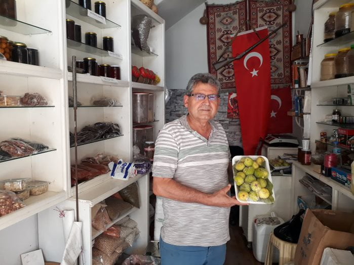 K&ouml;y Bah&ccedil;esi Şair Yazar T&uuml;rkeri&rsquo;den Halka İncir İkramı