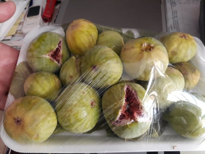 K&ouml;y Bah&ccedil;esi Şair Yazar T&uuml;rkeri&rsquo;den Halka İncir İkramı