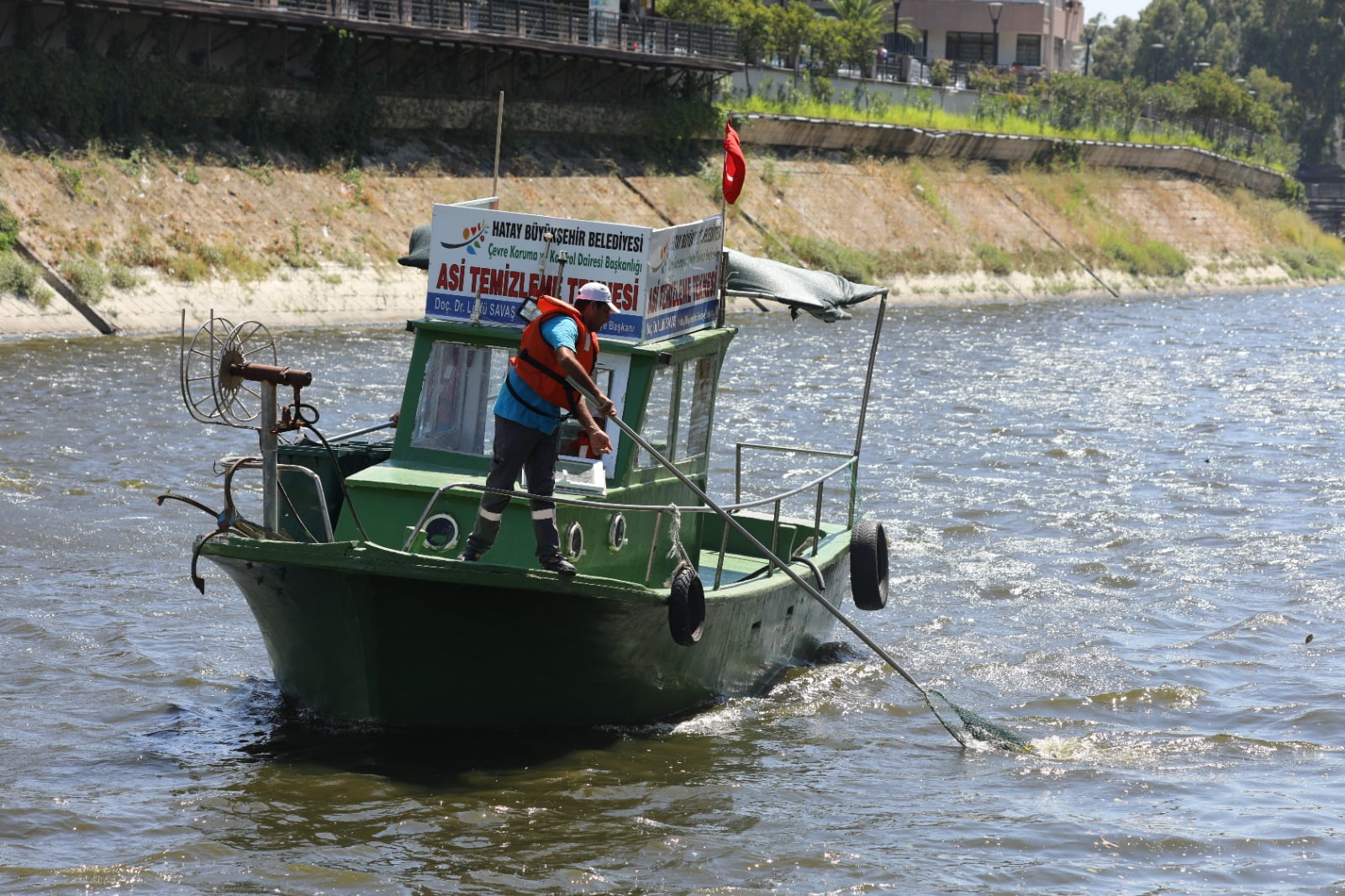 HBB ASİ NEHRİ&rsquo;NDEKİ KATI ATIK VE SU S&Uuml;MB&Uuml;LLERİNİ TEMİZLİYOR