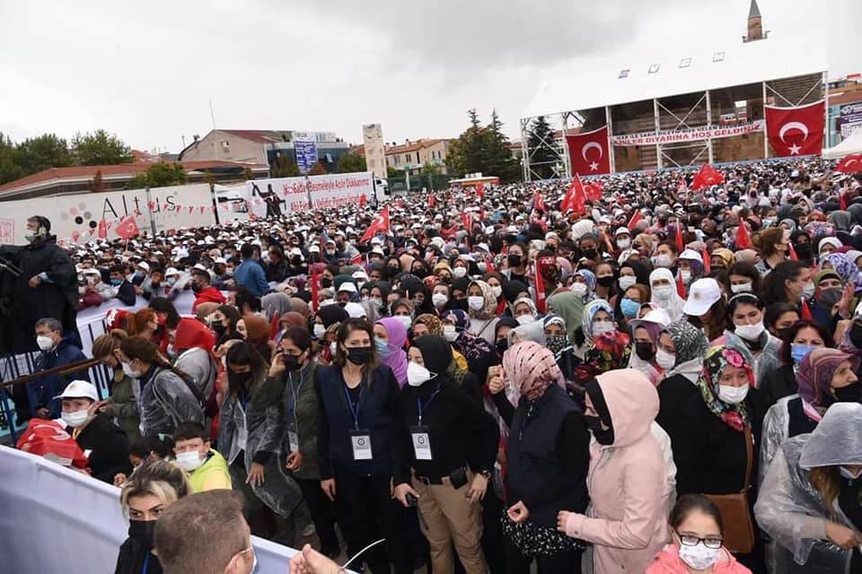 Türkiye Ahisi seçilen Hataylı Behzat Böke’ye Ahi kaftanını Cumhurbaşkanı Recep Tayyip Erdoğan giydirdi