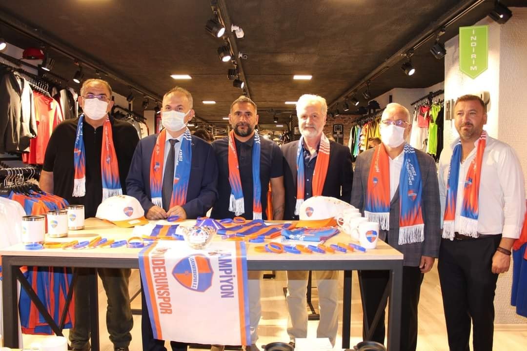 Enderspor Mağazasında İskenderunsporun &Uuml;r&uuml;nleri Sergileniyor