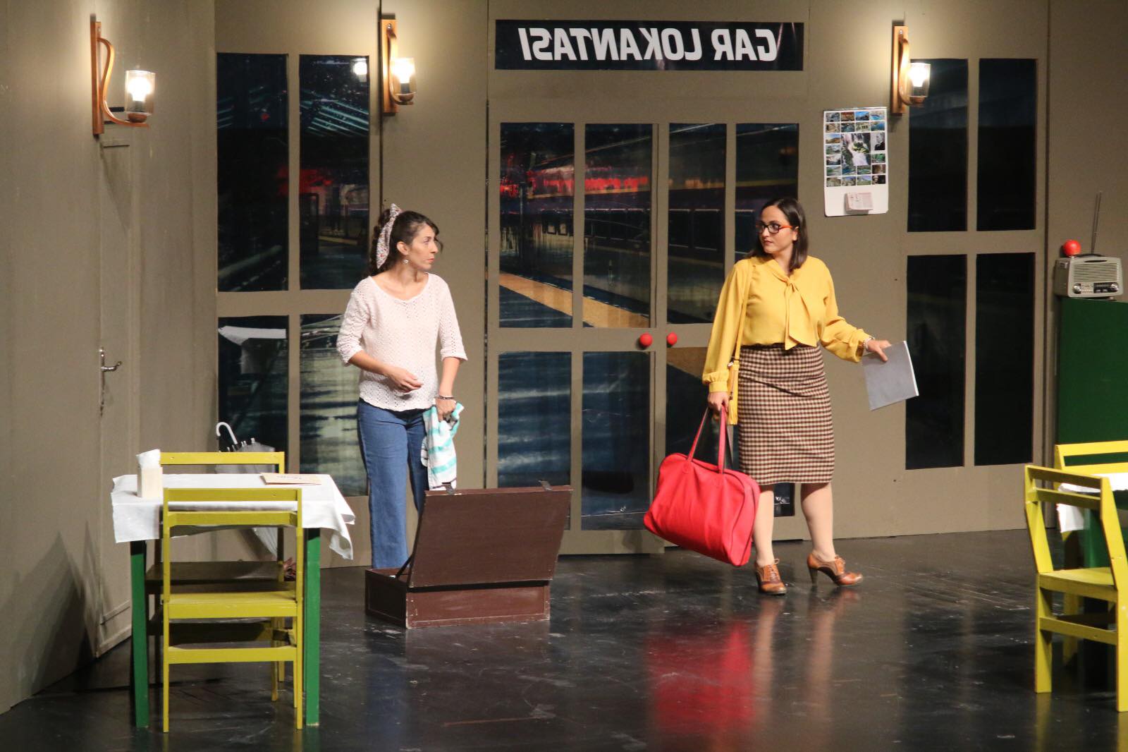 HBB ŞEHİR TİYATROSU SEYHAN&rsquo;DA B&Uuml;Y&Uuml;K ALKIŞ ALDI