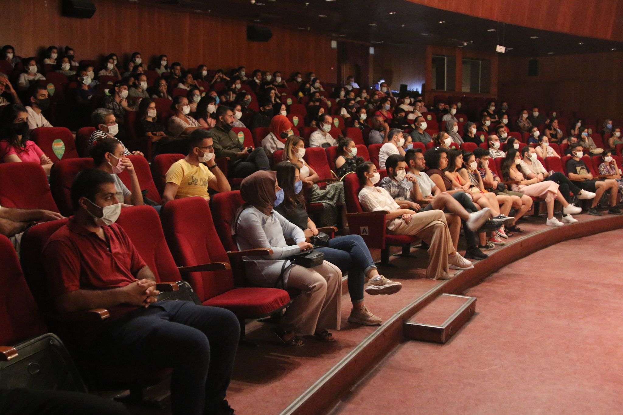 HBB ŞEHİR TİYATROSU SEYHAN&rsquo;DA B&Uuml;Y&Uuml;K ALKIŞ ALDI