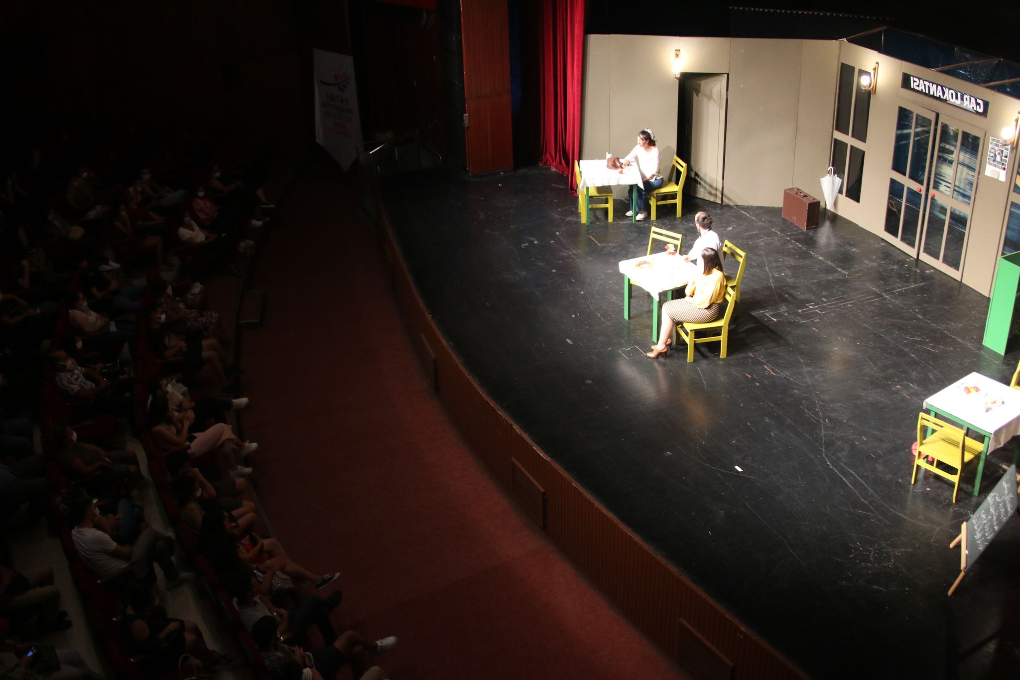 HBB ŞEHİR TİYATROSU SEYHAN&rsquo;DA B&Uuml;Y&Uuml;K ALKIŞ ALDI