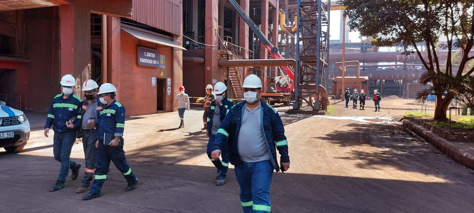 &Ouml;z&ccedil;elik-İş Sendikası İskenderun Şube Başkanı Mehmet G&uuml;ng&ouml;r ve Şube Y&ouml;netimi ile birlikte İsdemir Aş Fabrikasını ziyaret etti