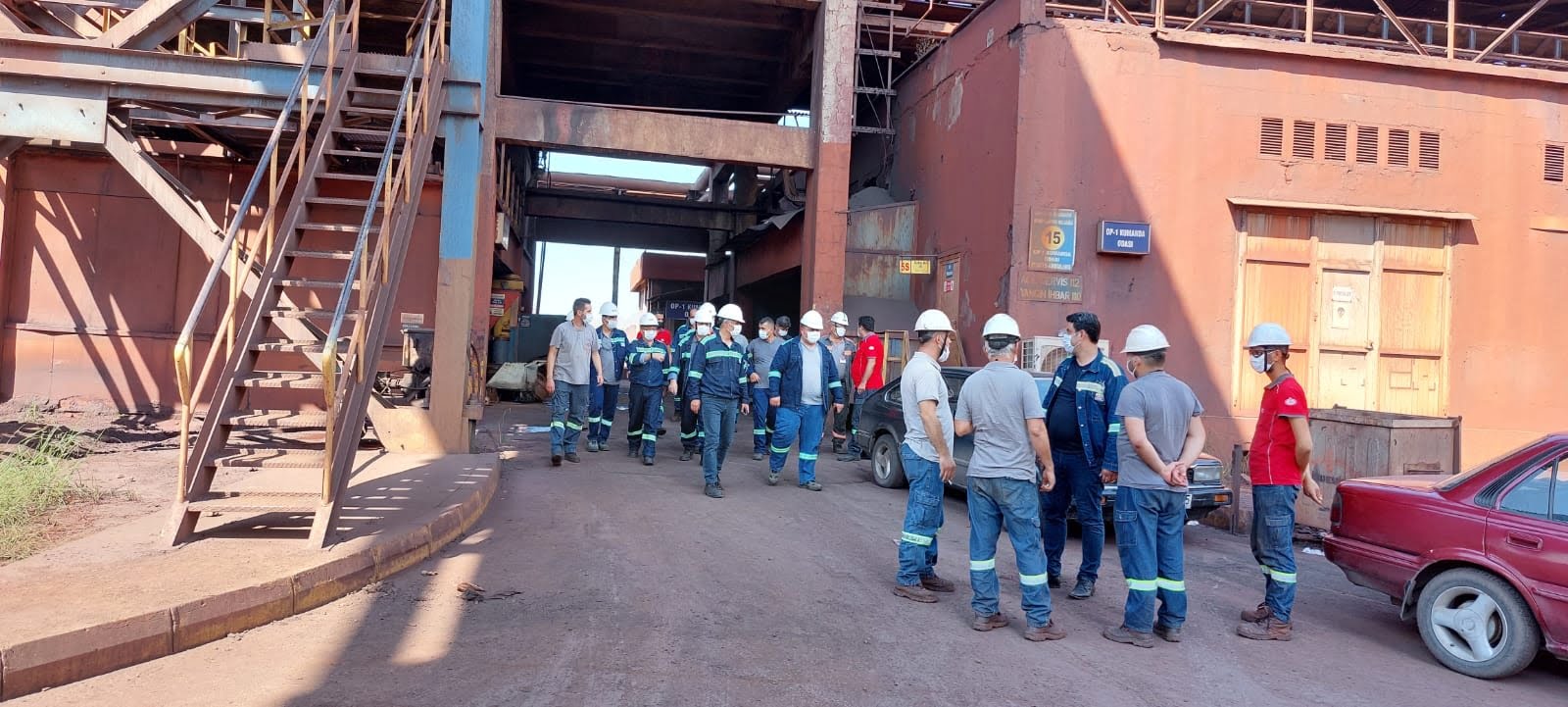 &Ouml;z&ccedil;elik-İş Sendikası İskenderun Şube Başkanı Mehmet G&uuml;ng&ouml;r ve Şube Y&ouml;netimi ile birlikte İsdemir Aş Fabrikasını ziyaret etti