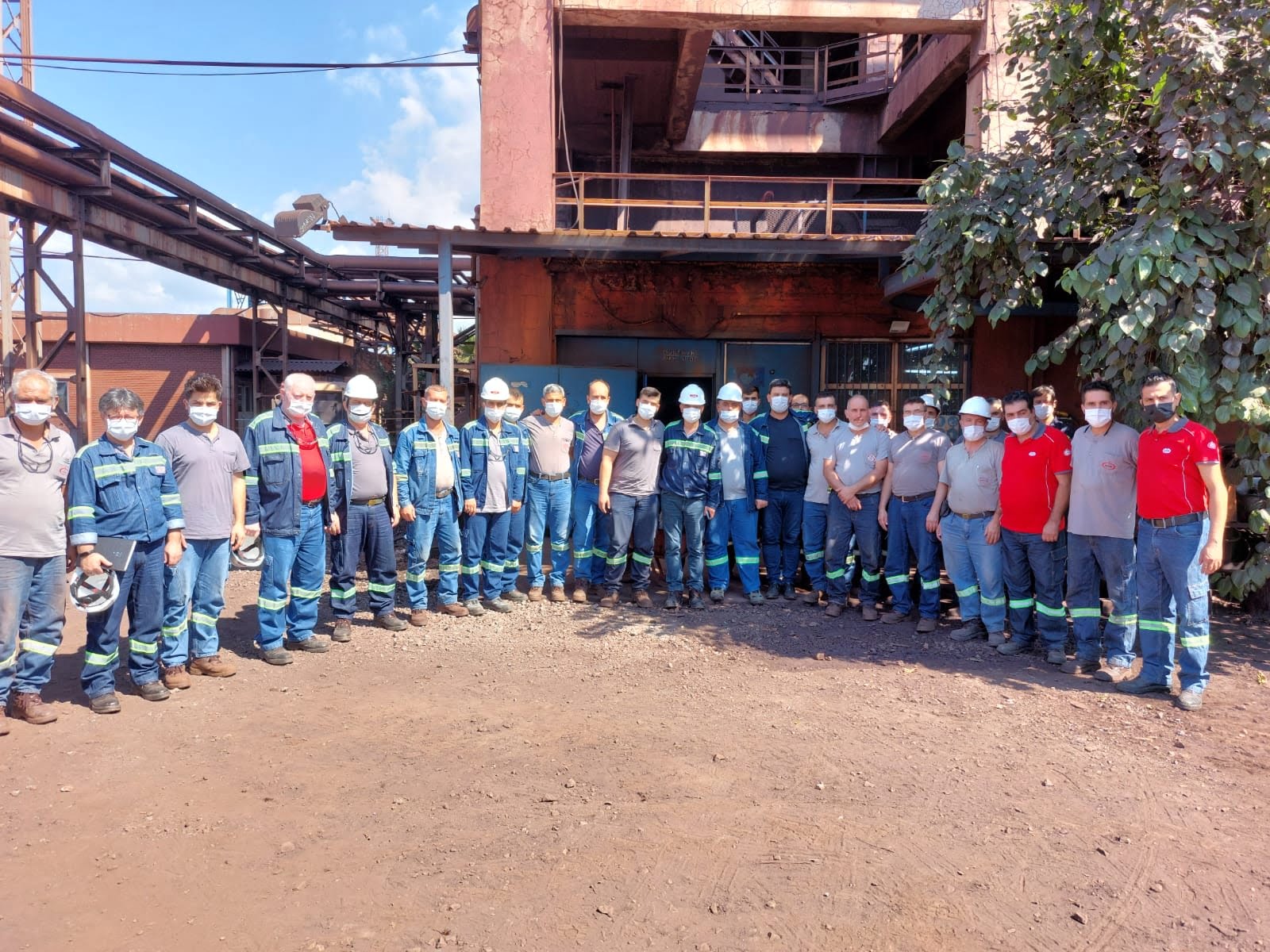 &Ouml;z&ccedil;elik-İş Sendikası İskenderun Şube Başkanı Mehmet G&uuml;ng&ouml;r ve Şube Y&ouml;netimi ile birlikte İsdemir Aş Fabrikasını ziyaret etti