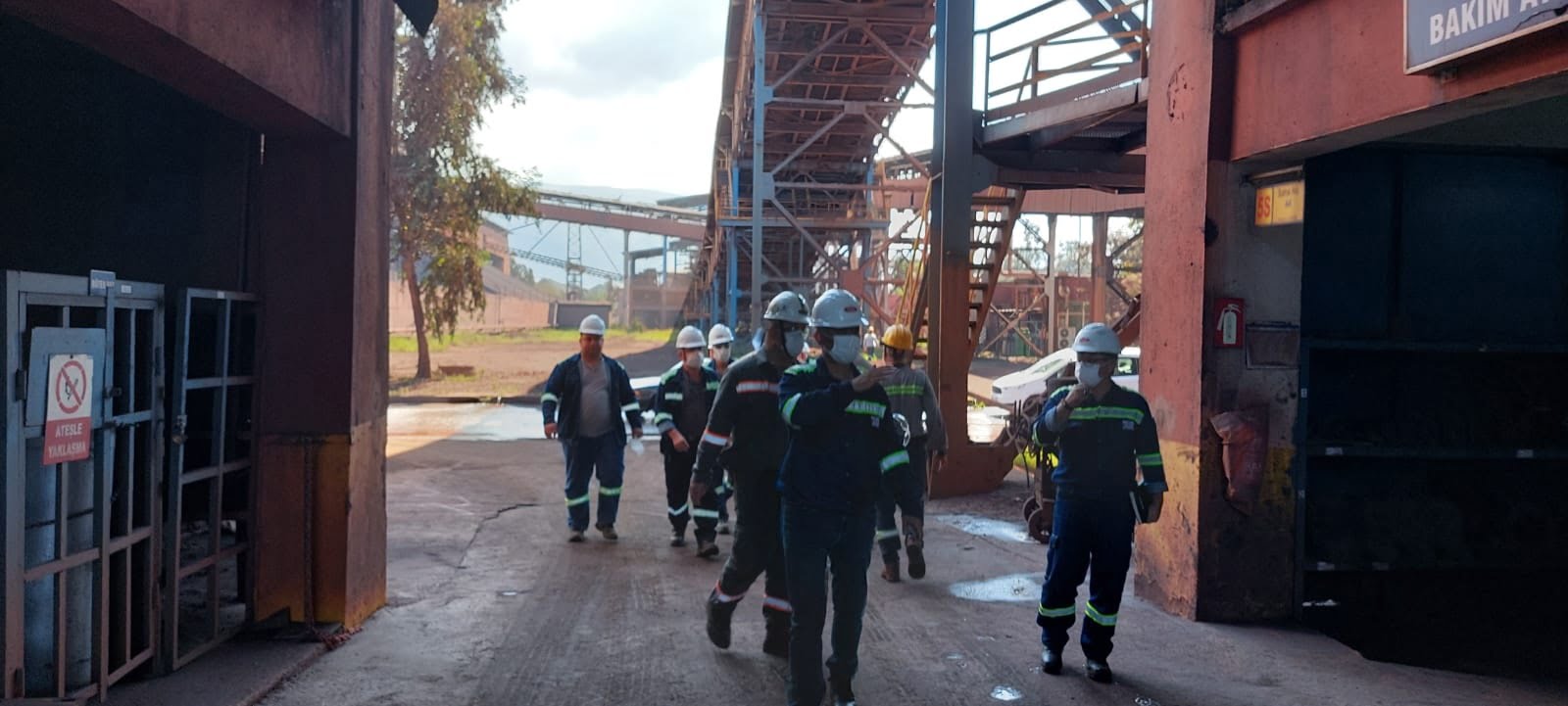 &Ouml;z&ccedil;elik-İş Sendikası İskenderun Şube Başkanı Mehmet G&uuml;ng&ouml;r ve Şube Y&ouml;netimi ile birlikte İsdemir Aş Fabrikasını ziyaret etti