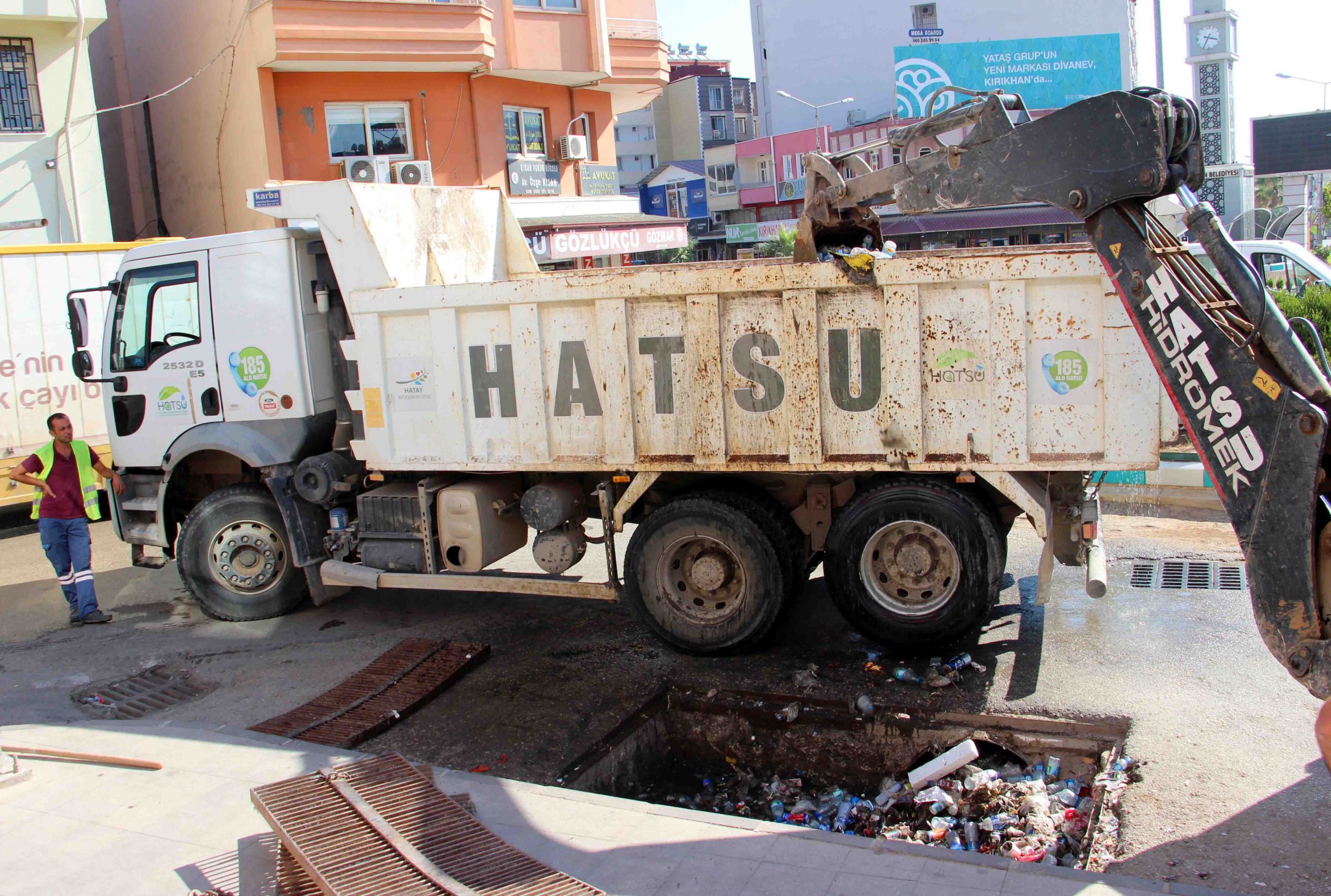 KATI ATIKLARI YERE DEĞİL, GERİ DÖNÜŞÜM KUTULARINA ATALIM