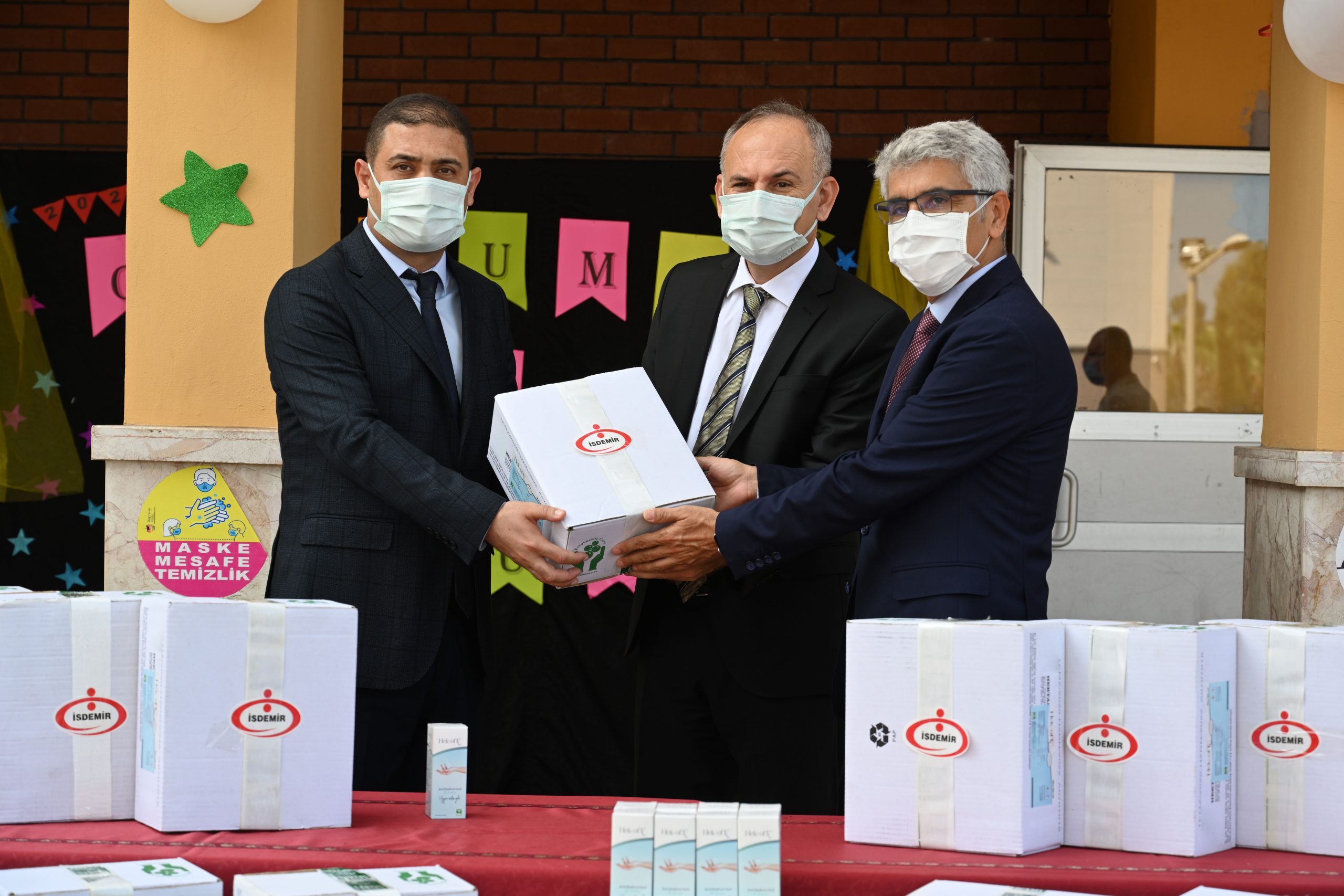İsdemir’den bölge okullarına dezenfektan desteği