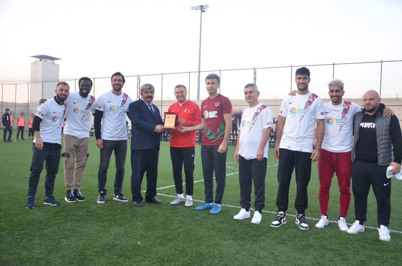 TUTUKLU VE H&Uuml;K&Uuml;ML&Uuml; &Ccedil;OCUKLAR HATAYSPOR İLE MA&Ccedil; YAPTI