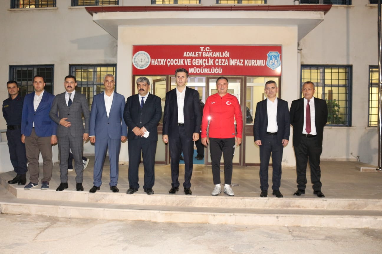 TUTUKLU VE H&Uuml;K&Uuml;ML&Uuml; &Ccedil;OCUKLAR HATAYSPOR İLE MA&Ccedil; YAPTI