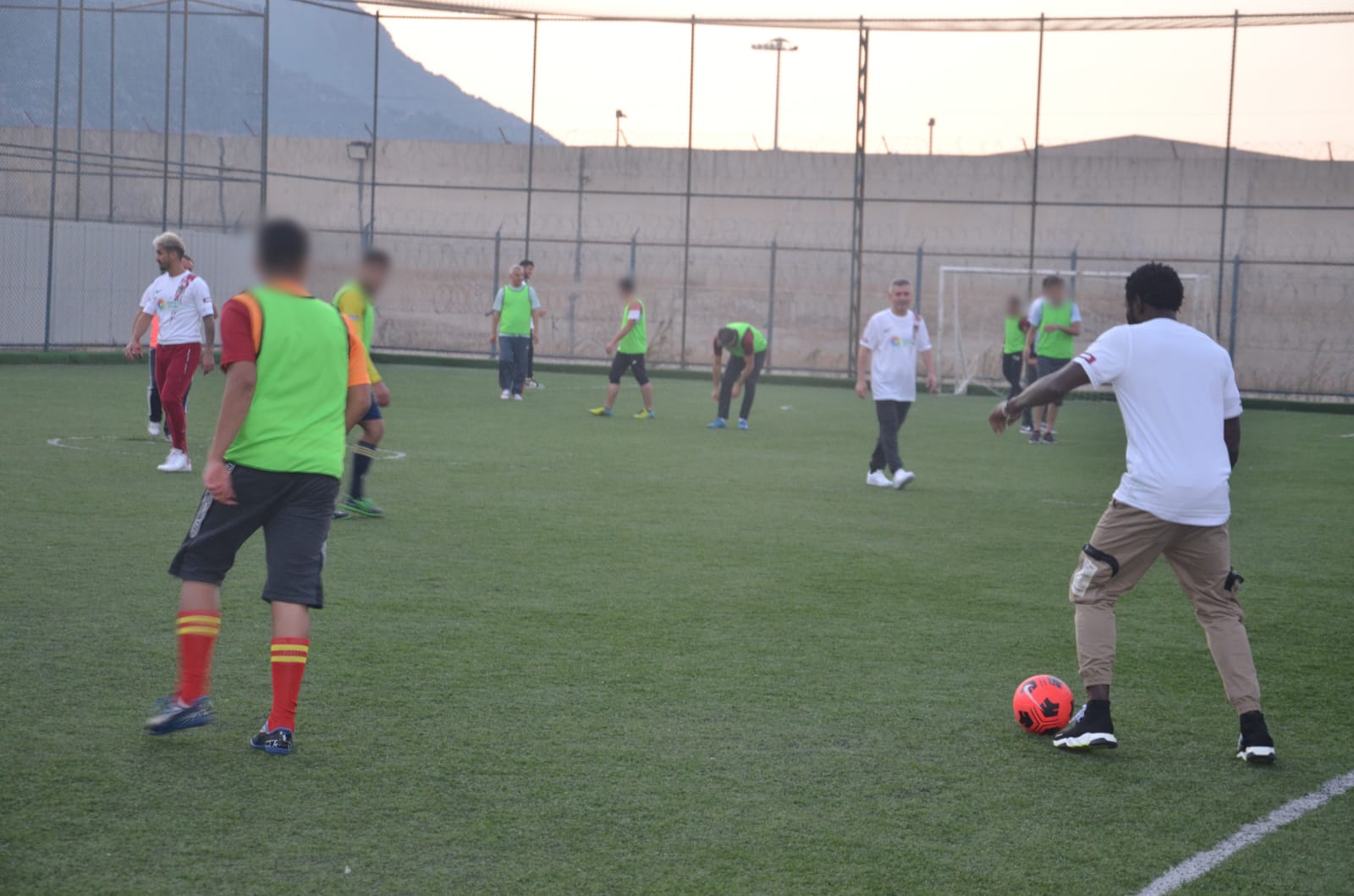 TUTUKLU VE H&Uuml;K&Uuml;ML&Uuml; &Ccedil;OCUKLAR HATAYSPOR İLE MA&Ccedil; YAPTI