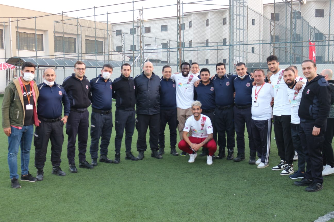 TUTUKLU VE H&Uuml;K&Uuml;ML&Uuml; &Ccedil;OCUKLAR HATAYSPOR İLE MA&Ccedil; YAPTI