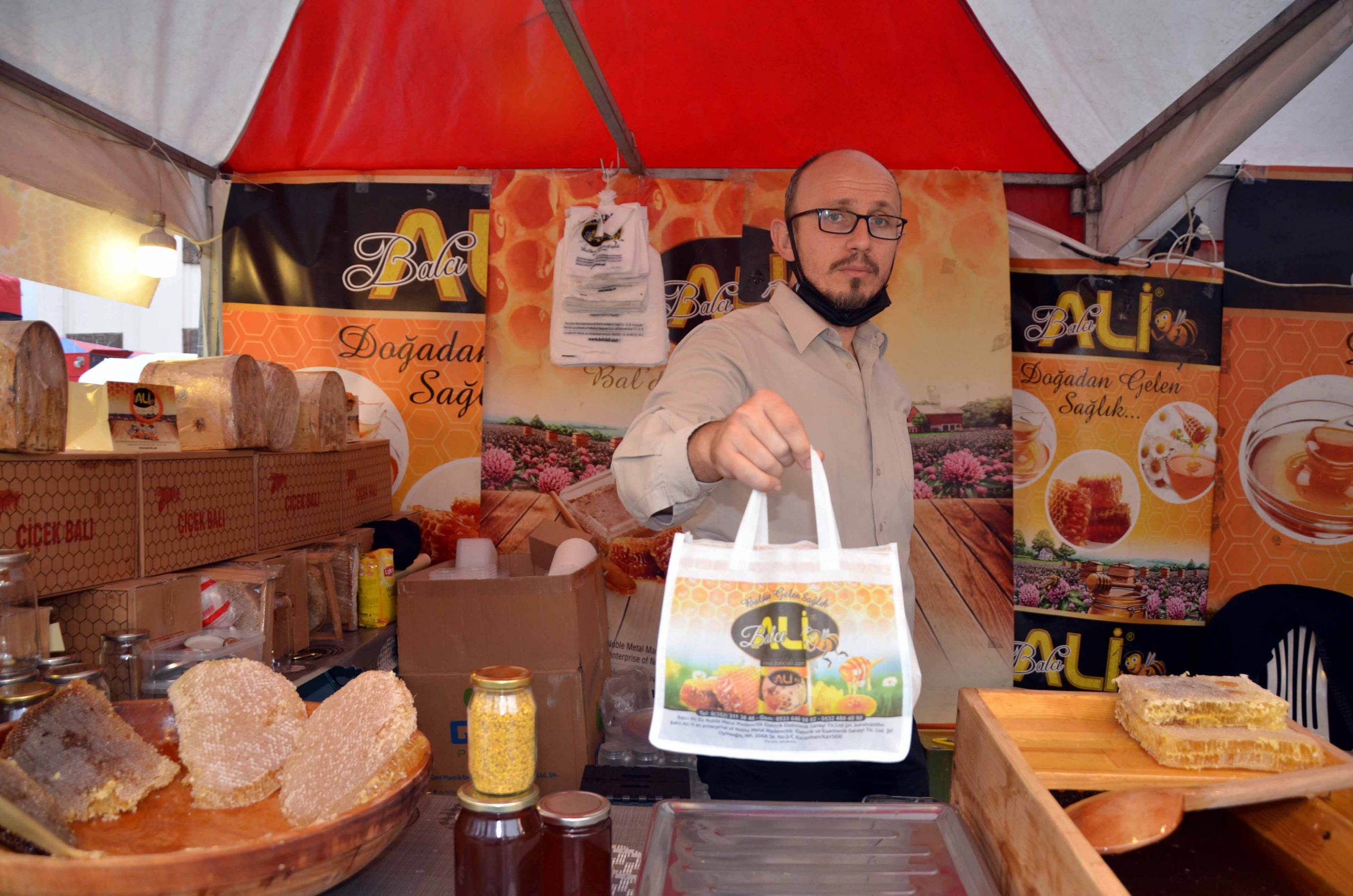 T&uuml;rkiye&rsquo;nin D&ouml;rt bir Tarafından Gelen Esnaflar Belediye Başkanı Fatih Tosyalı&rsquo;ya Teşekk&uuml;r Etti