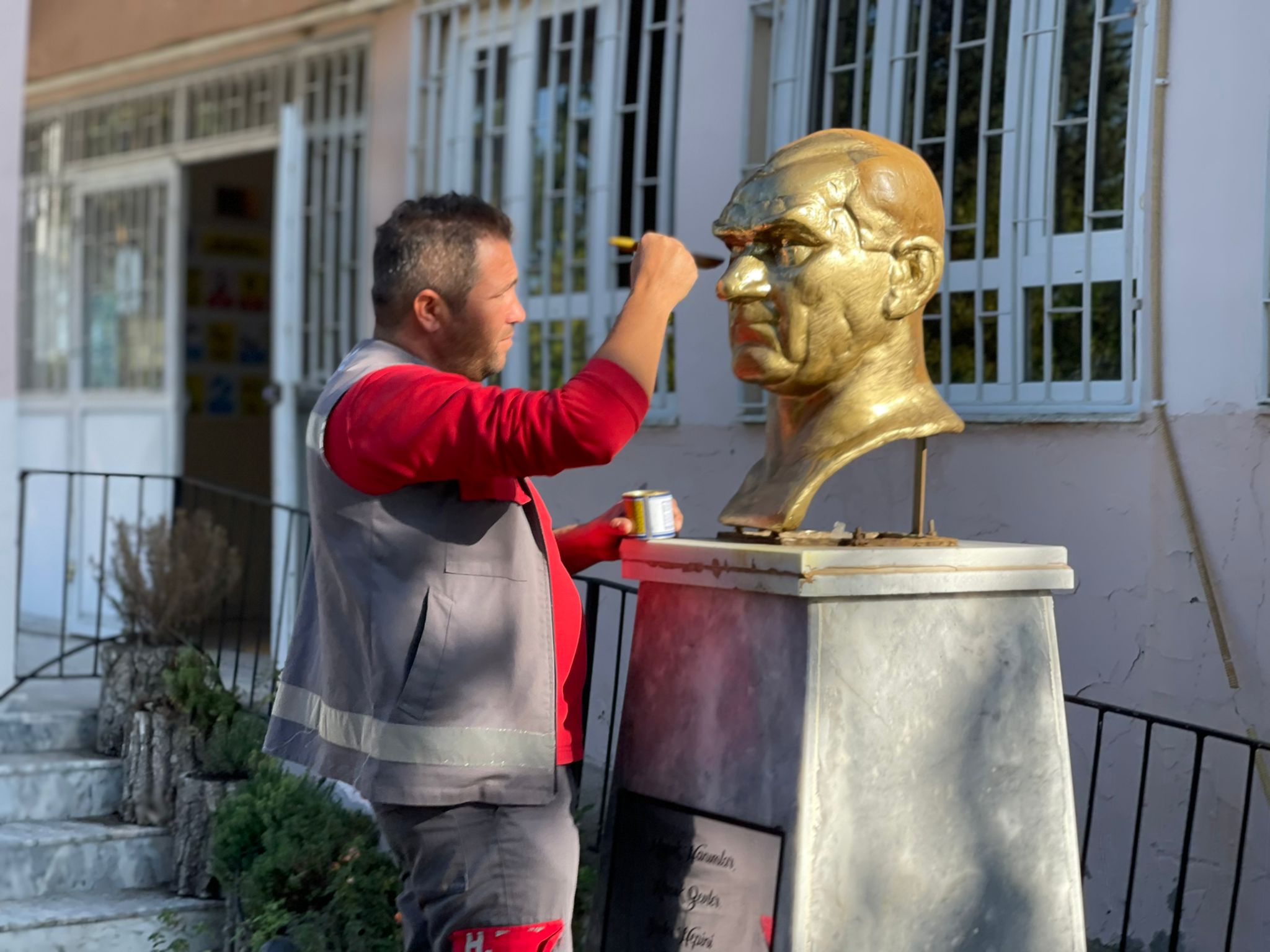 HBB’DEN ATATÜRK BÜSTLERİNE BAKIM