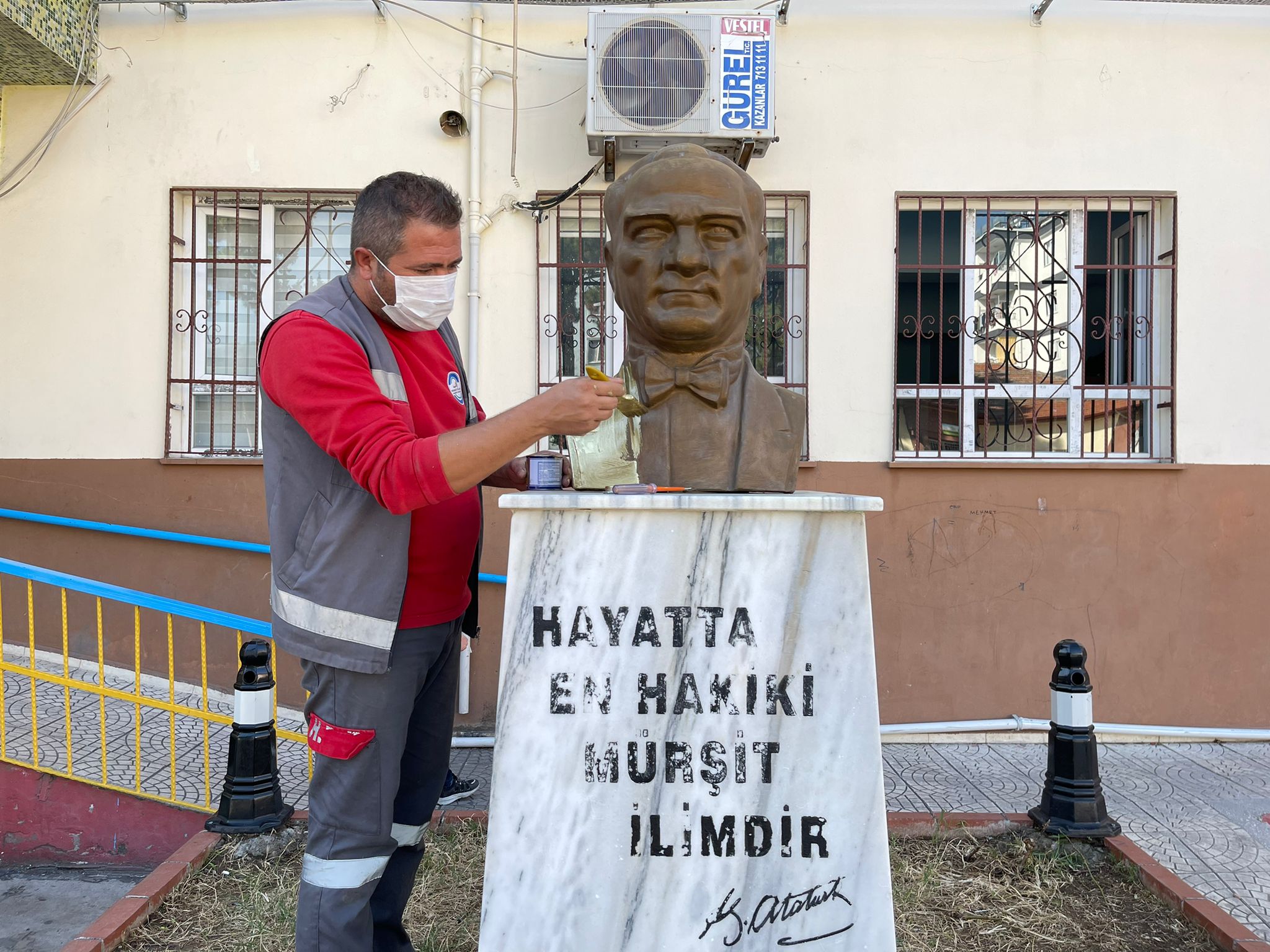 HBB’DEN ATATÜRK BÜSTLERİNE BAKIM