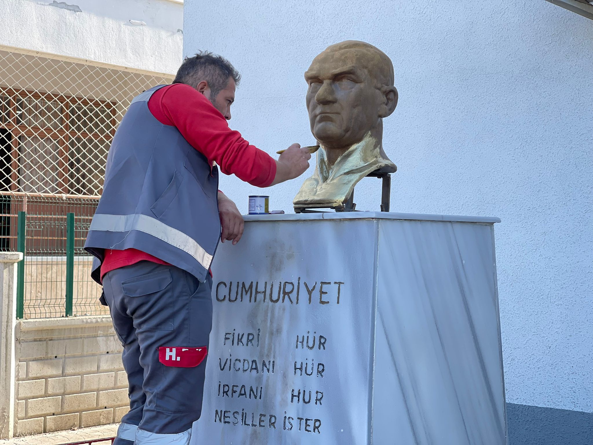 HBB’DEN ATATÜRK BÜSTLERİNE BAKIM