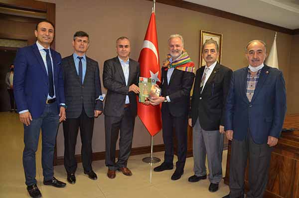 Abacılı Yörük Türkmen Derneği Yönetimi İTSO Başkanı Yılmaz’a Yörük Türkmen Poşusu Taktı