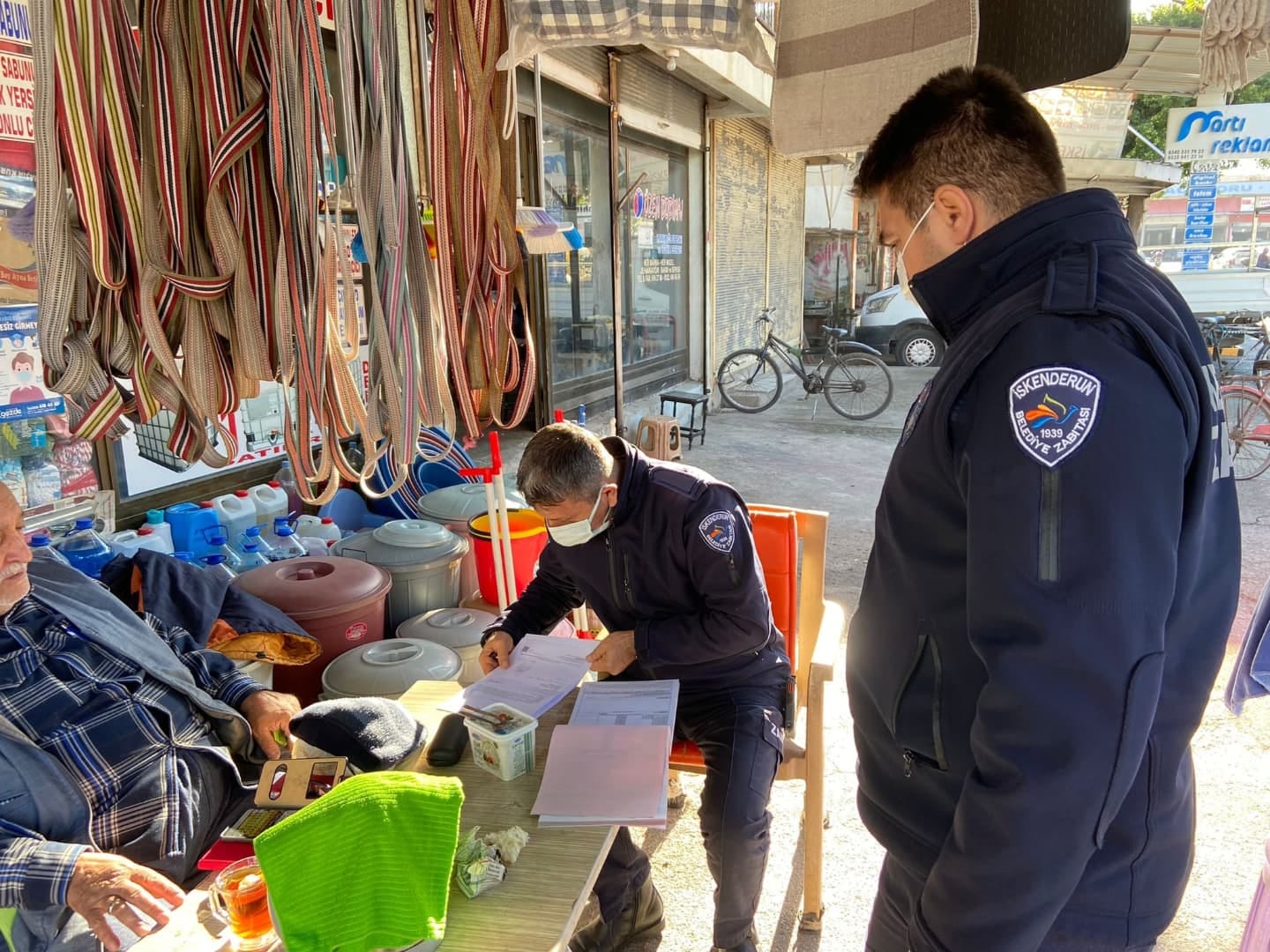 İSKENDERUN BELEDİYESİ ZABITASI DENETİMLERİNİ S&Uuml;RD&Uuml;R&Uuml;YOR