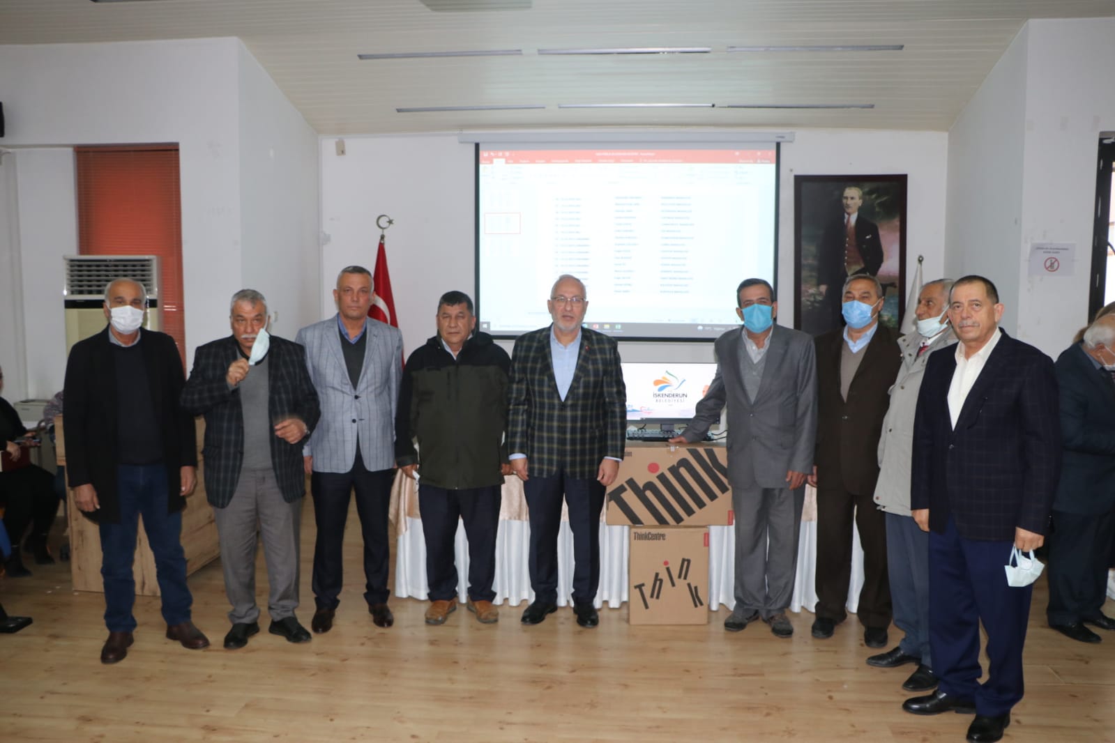 BAŞKAN TOSYALI&rsquo;DAN MUHTARLARA BİLGİSAYAR DESTEĞİ