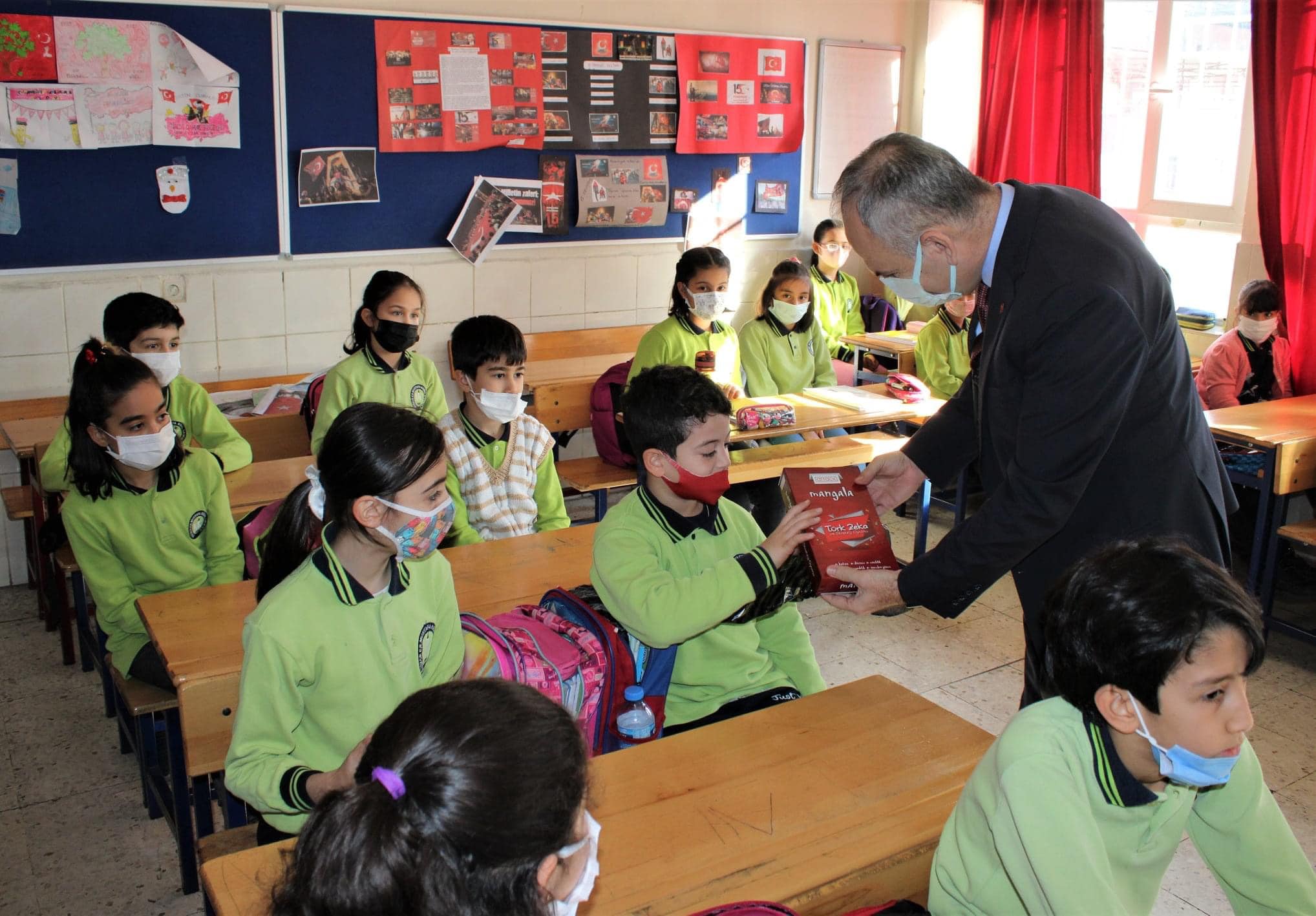 Denizciler Mustafa Kemal İlkokulu &Ouml;ğrencilerine Kaymakam İskender Y&ouml;nden’den S&uuml;rpriz Ziyaret