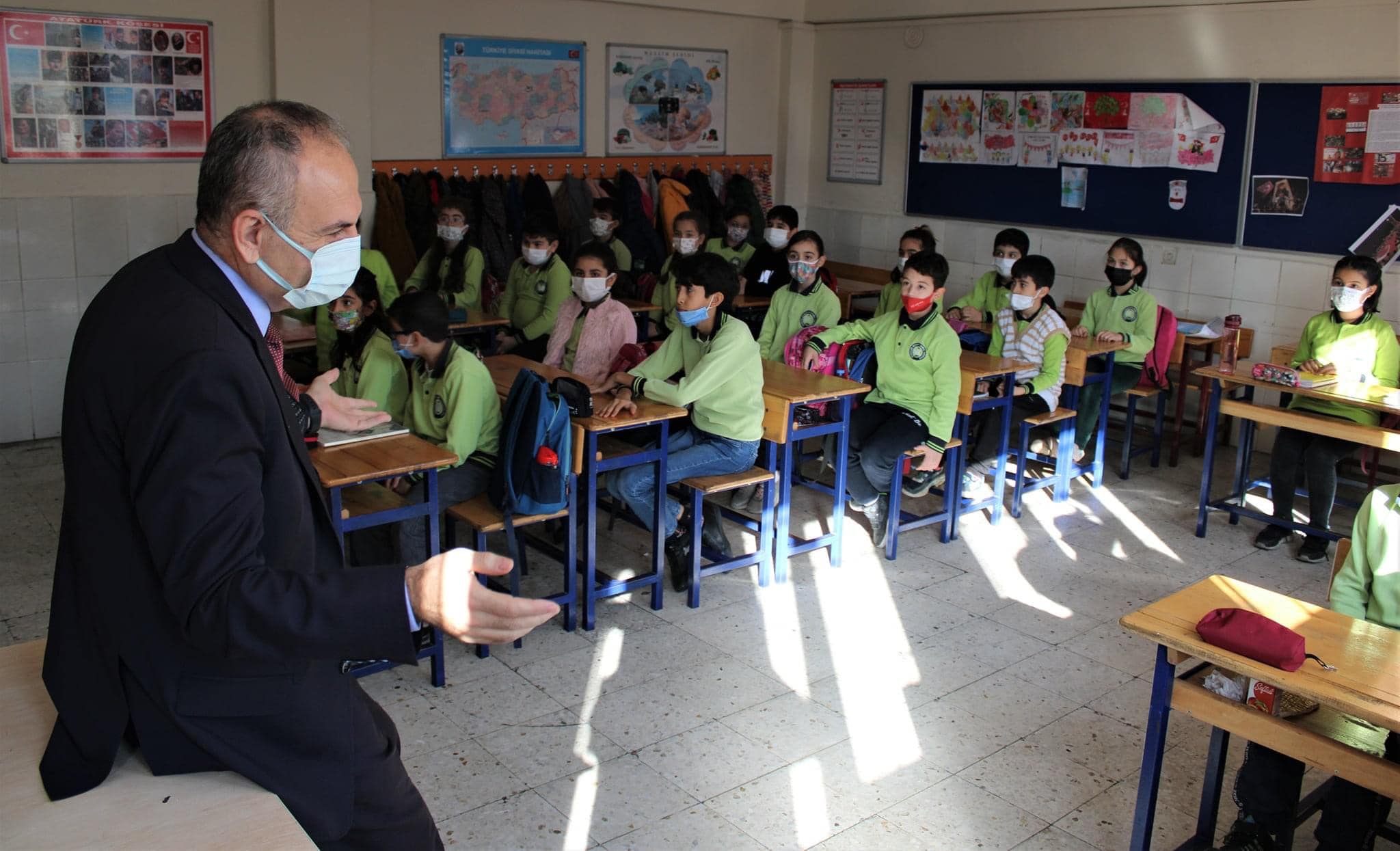 Denizciler Mustafa Kemal İlkokulu &Ouml;ğrencilerine Kaymakam İskender Y&ouml;nden’den S&uuml;rpriz Ziyaret