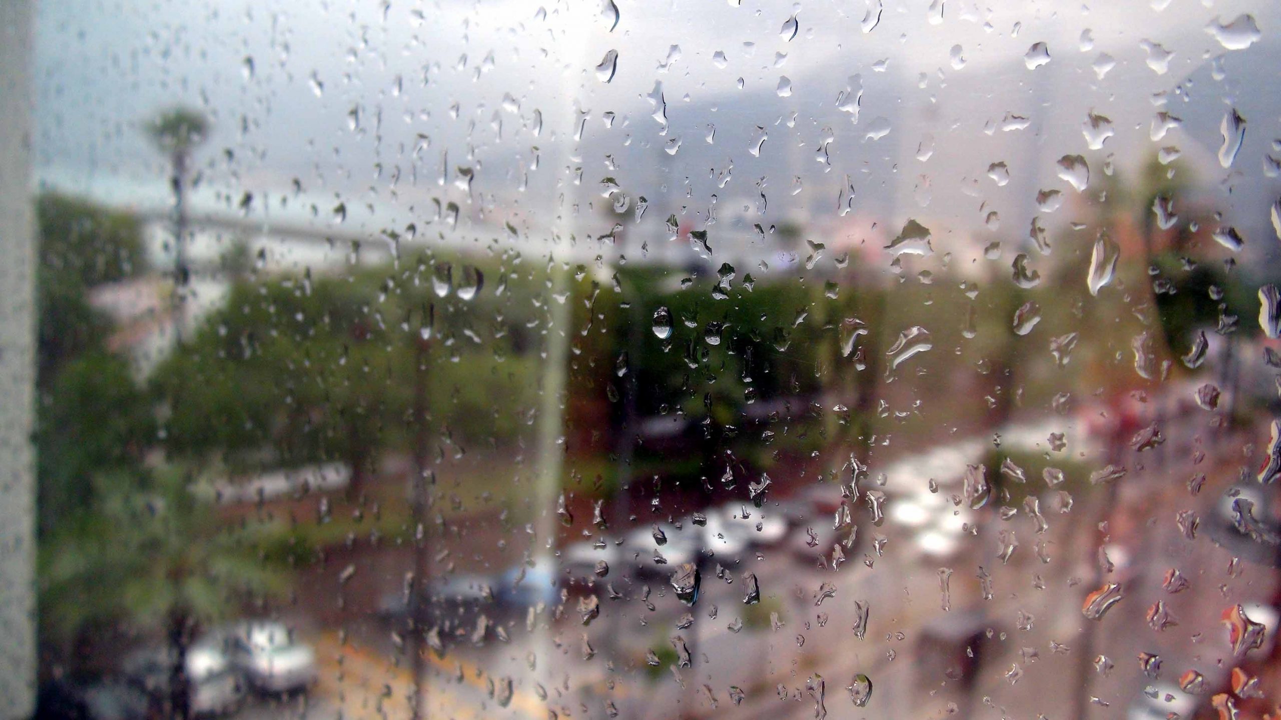 İskenderun&rsquo;a Dolu Yağdı Kaldırımlar Beyaza B&uuml;r&uuml;nd&uuml;