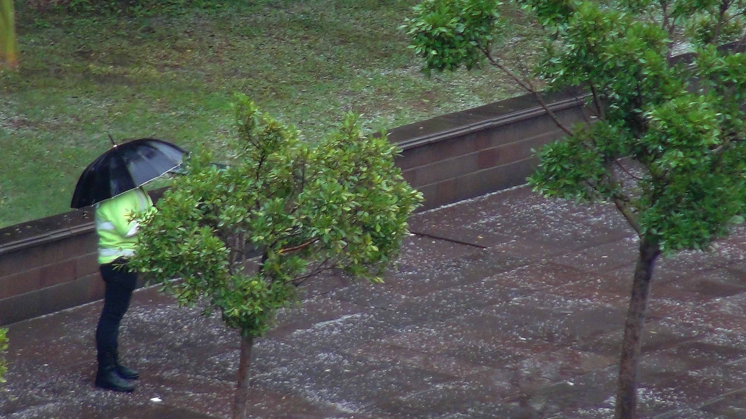 İskenderun&rsquo;a Dolu Yağdı Kaldırımlar Beyaza B&uuml;r&uuml;nd&uuml;